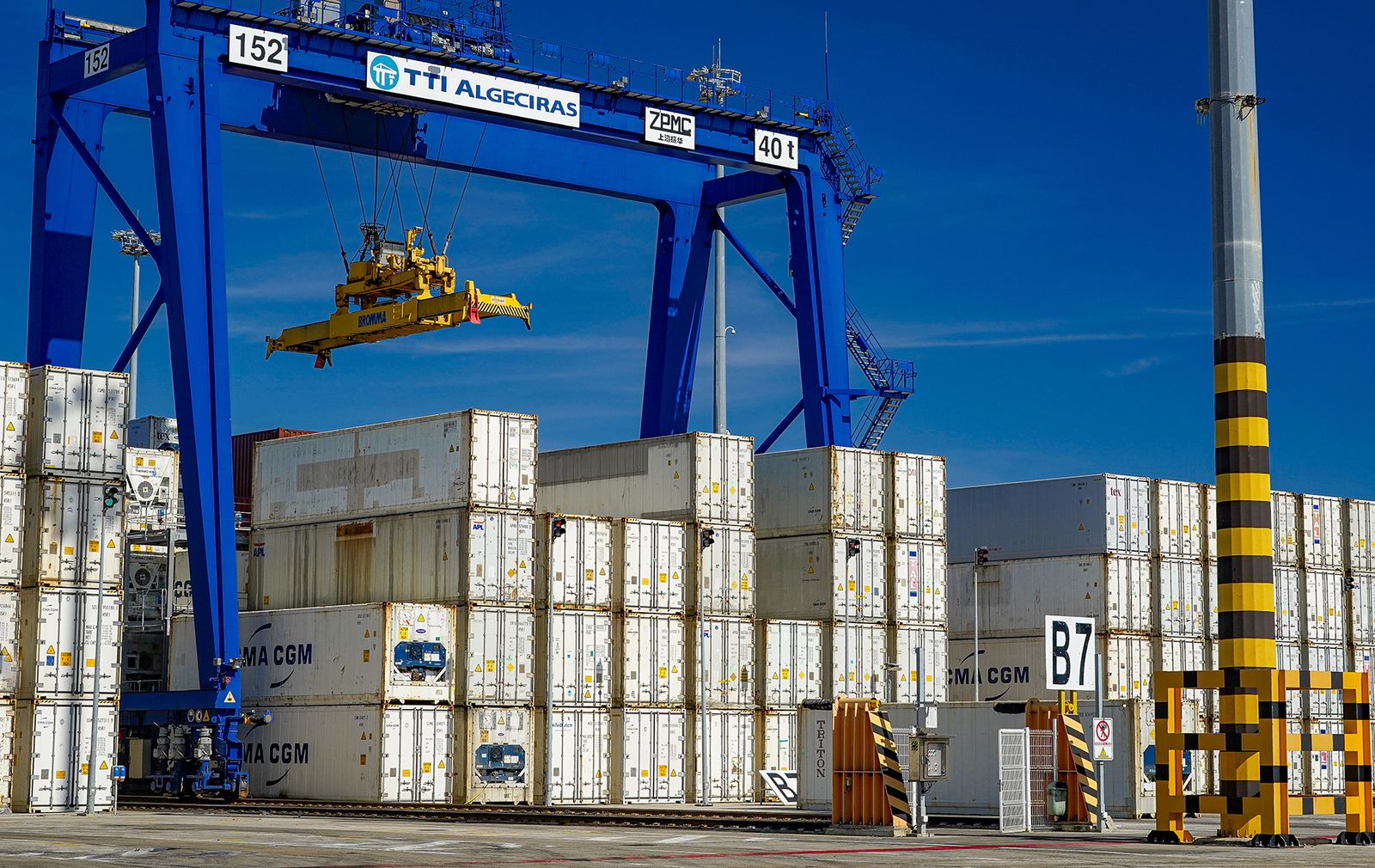 Contenedores listos para ser cargados en el puerto de Algeciras.