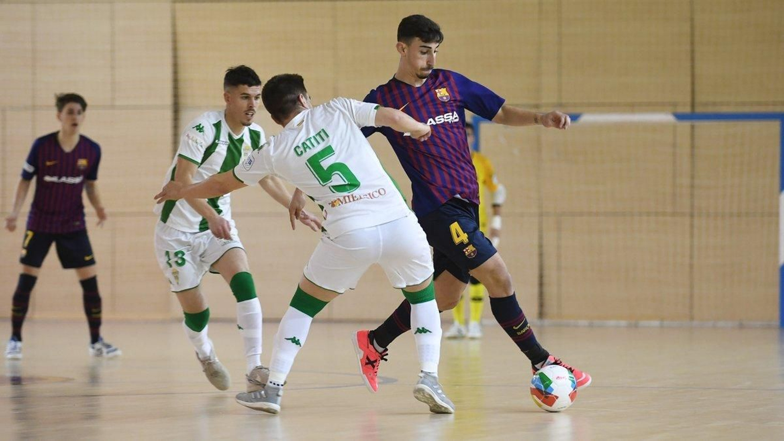 Catiti y Keko presionan la salida de balón de Daniel, del Barça Lassa B.