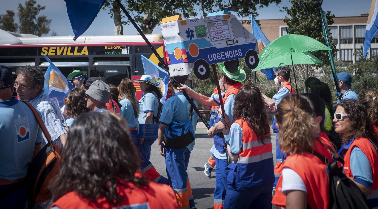 Las imágenes de la protesta de los profesionales de las urgencias y emergencias en Sevilla
