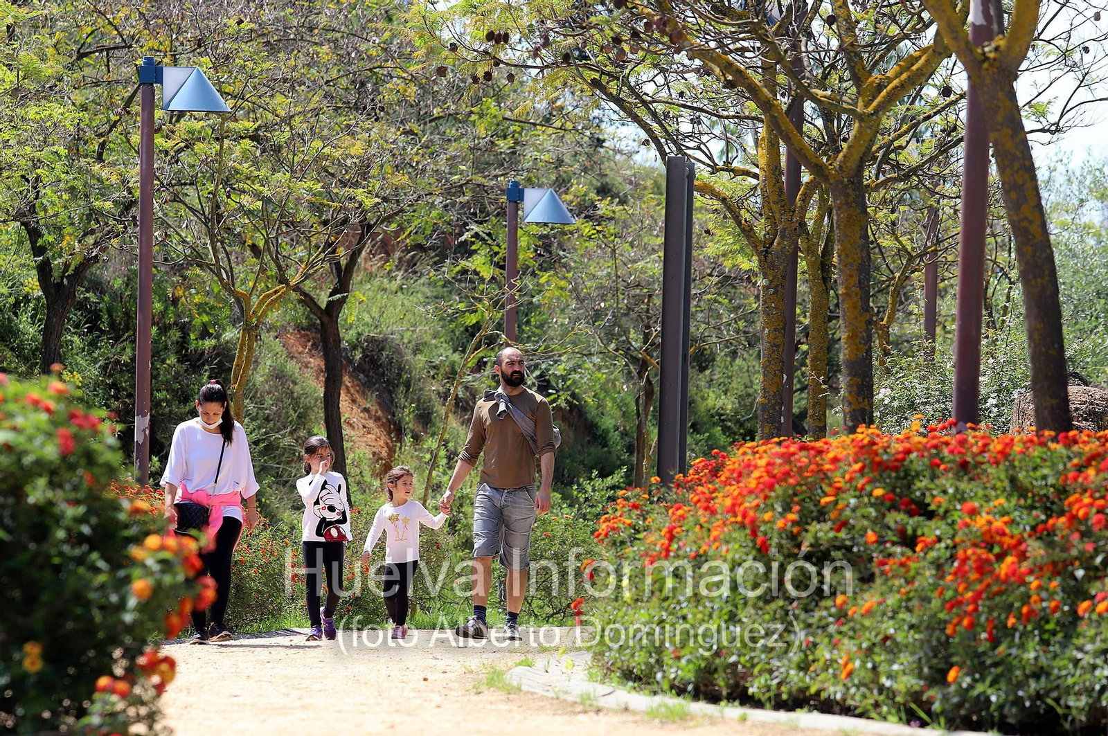 Imágenes del primer día de la salida de niños a la calle en el estado de alarma por coronavirus