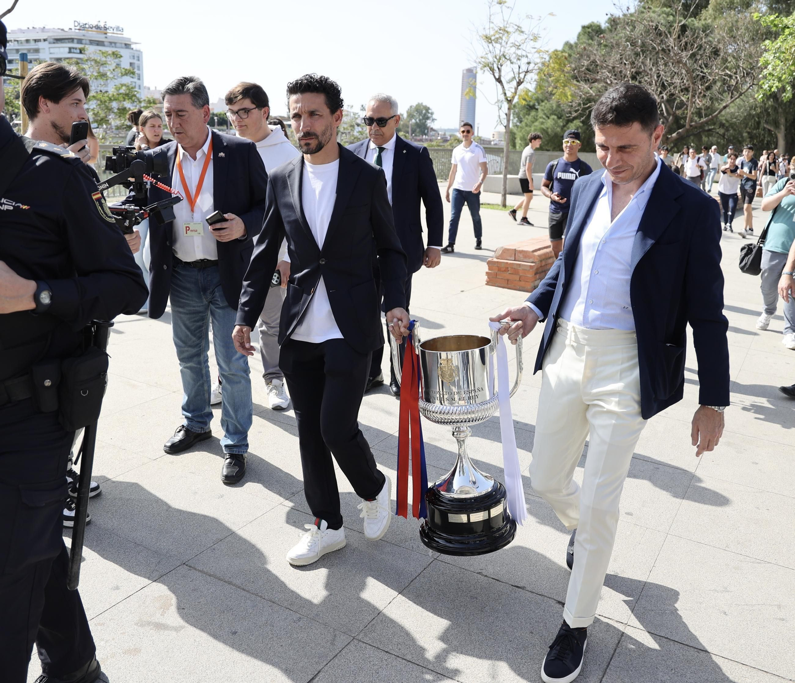 El presidente de la Junta de Andalucía recibe la Copa del Rey e inaugura la exposición "Los reyes de la Copa"
