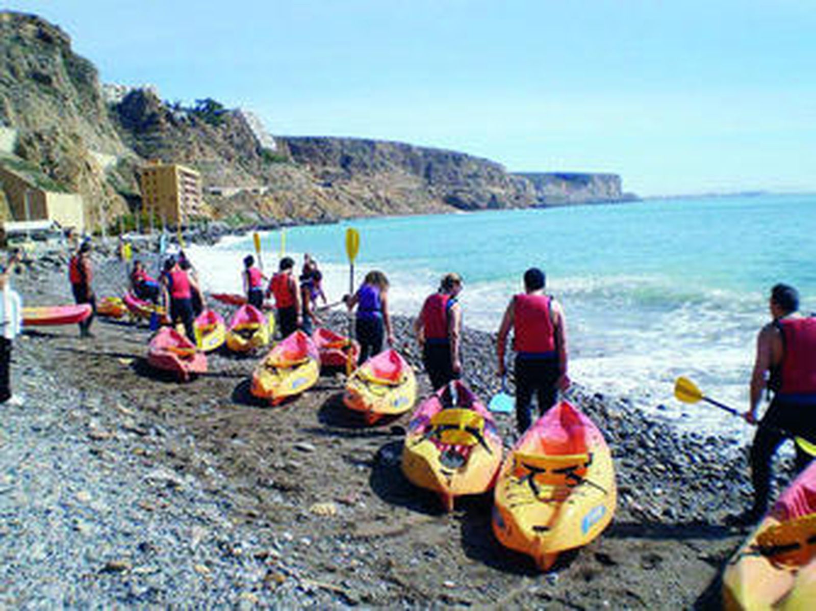 Agentes de viaje de toda Andalucía han participado en cursos de kayak desde la playa de El Palmeral.
