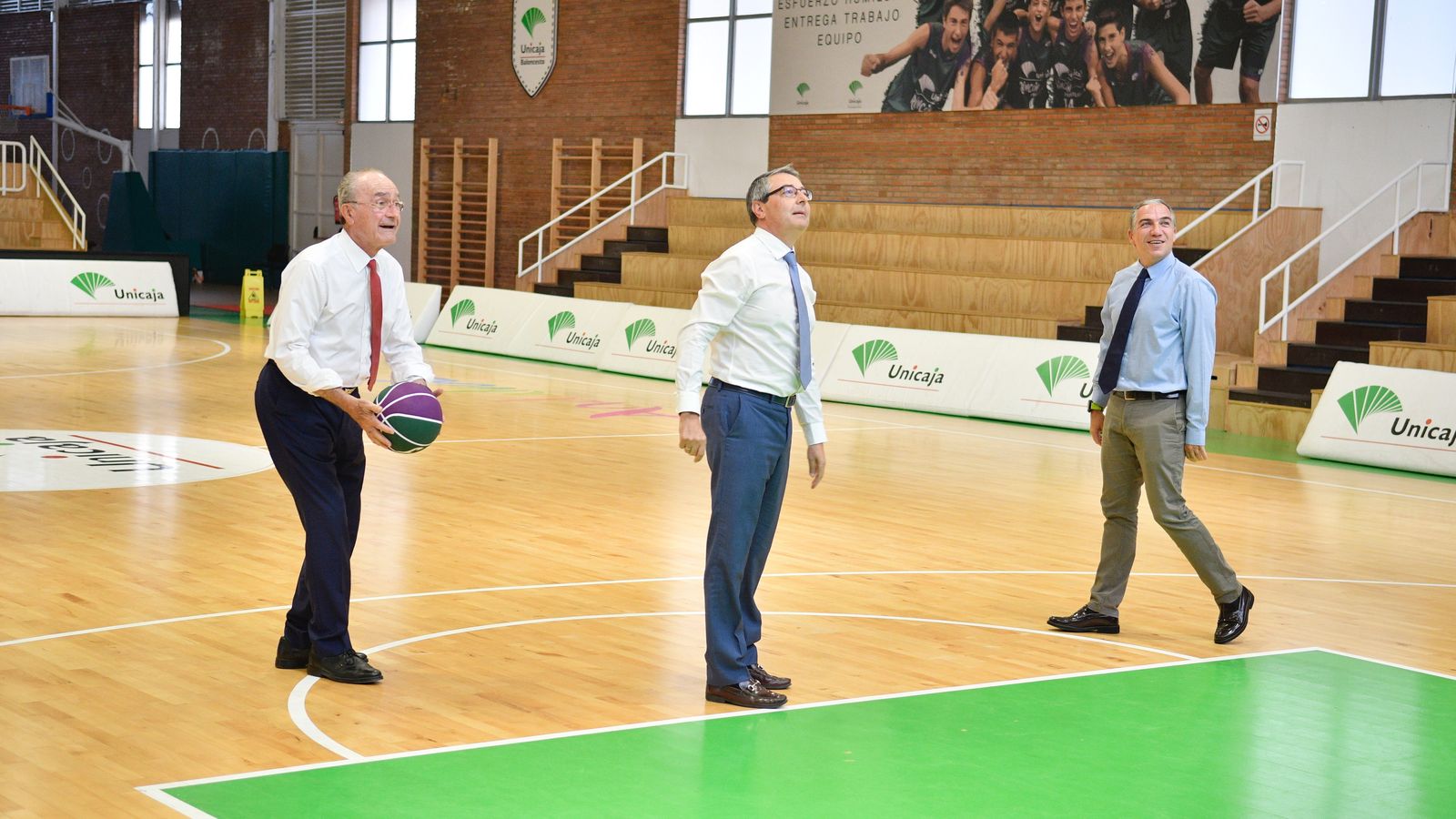 De la Torre, Salado y Bendodo lanzan a canasta.