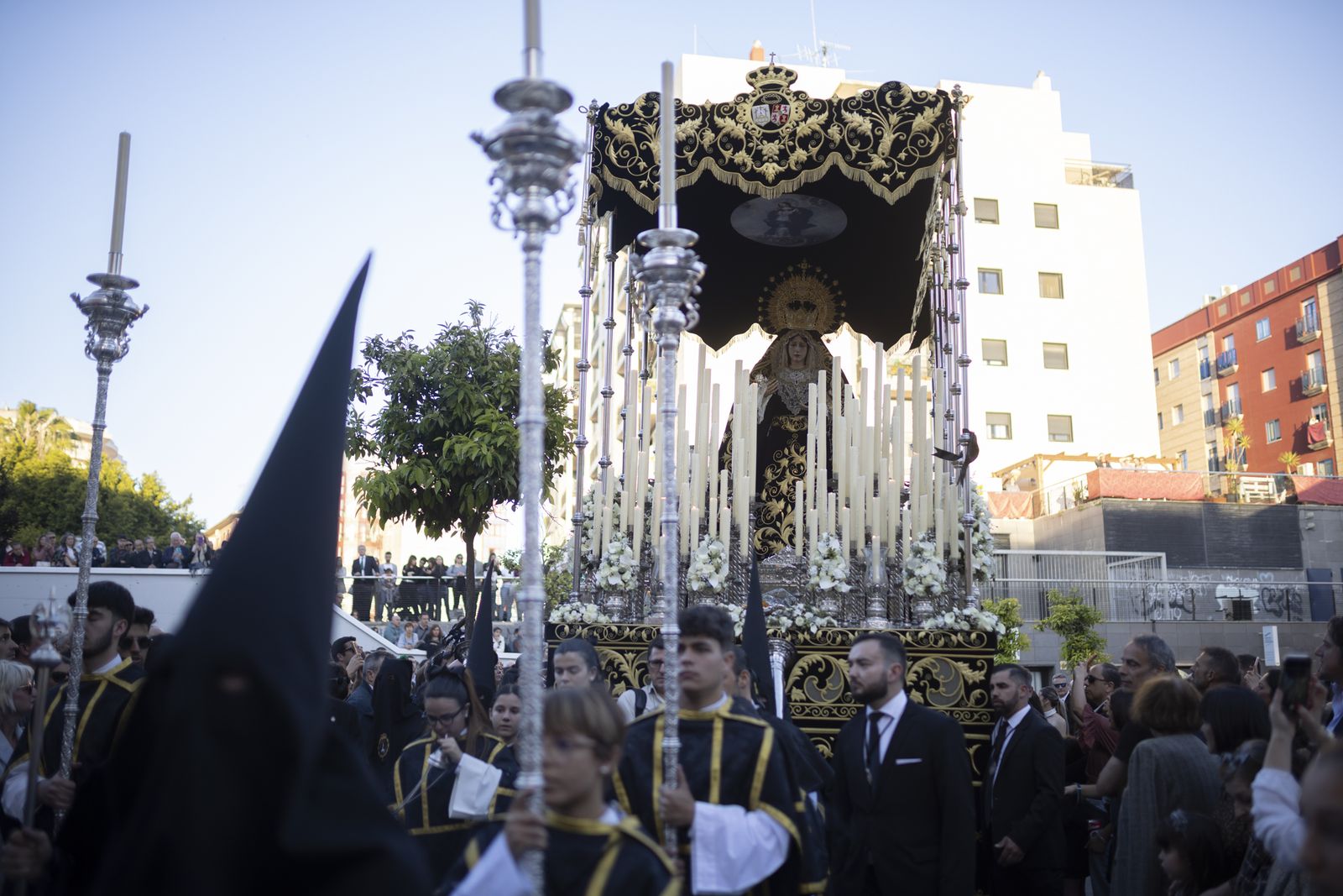 La Hermandad del Santo Entierro de la Semana Santa de Huelva 2023, en imágenes