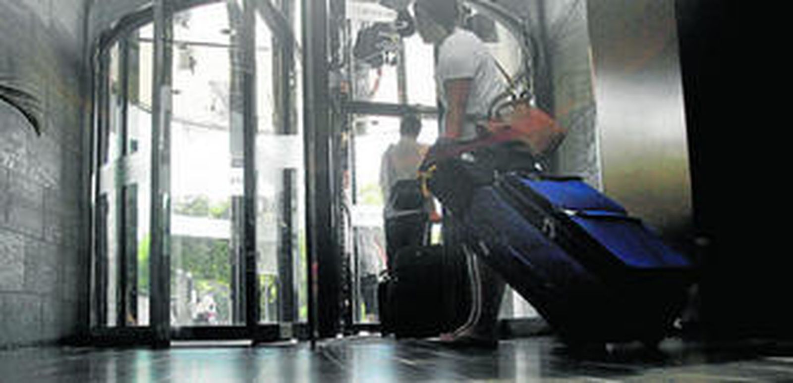 Un grupo de turistas abandona un establecimiento hotelero de la capital.