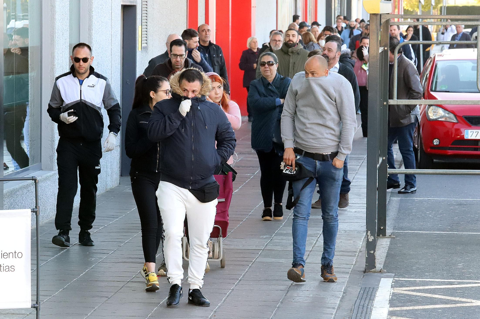 Imágenes de la situación y organización en los supermercados de Huelva