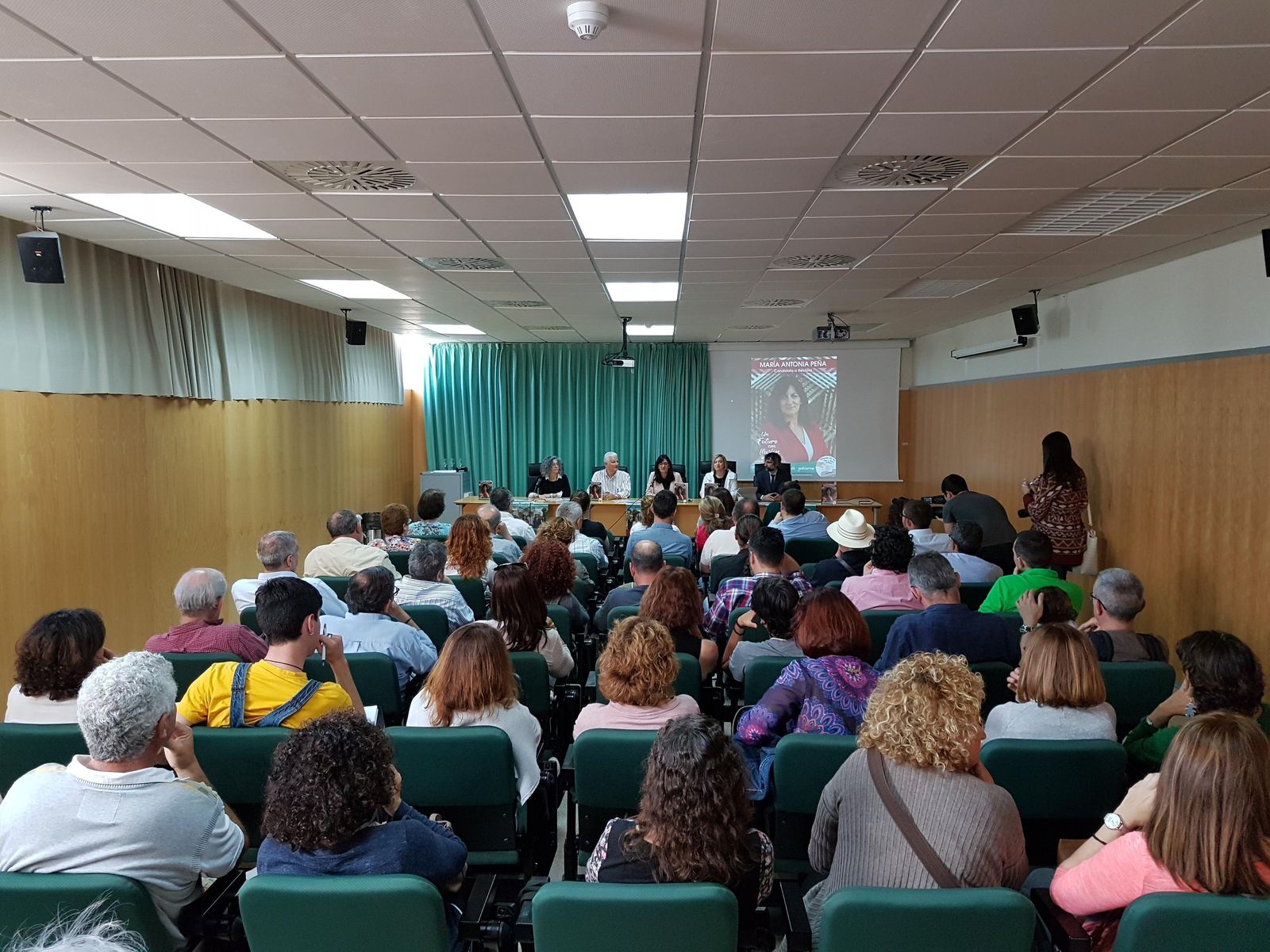 Peña presenta el programa en la Facultad de Ciencias del Trabajo, ayer.