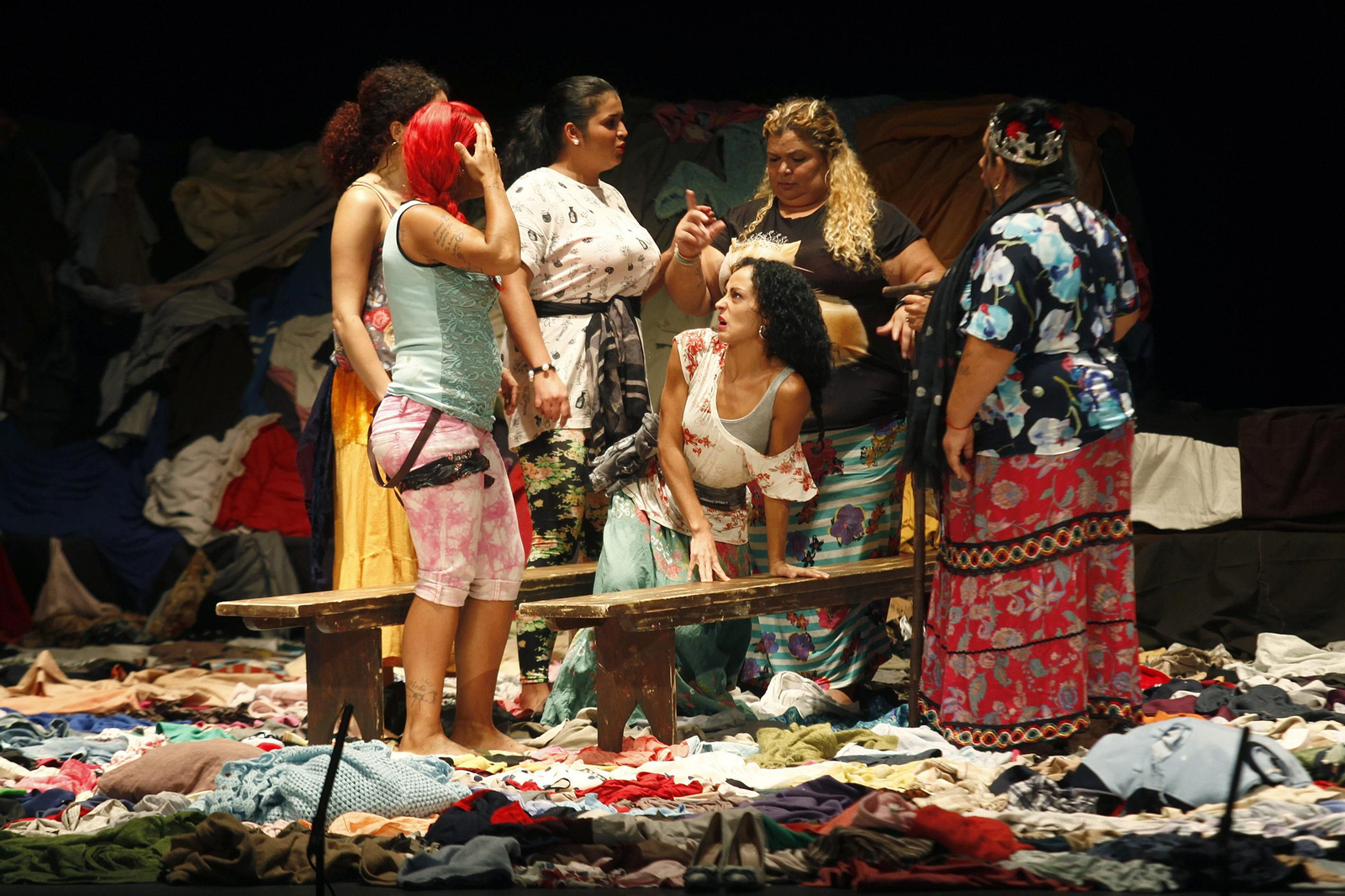 Las mujeres de El Vacie, en un momento de la representación del clásico.