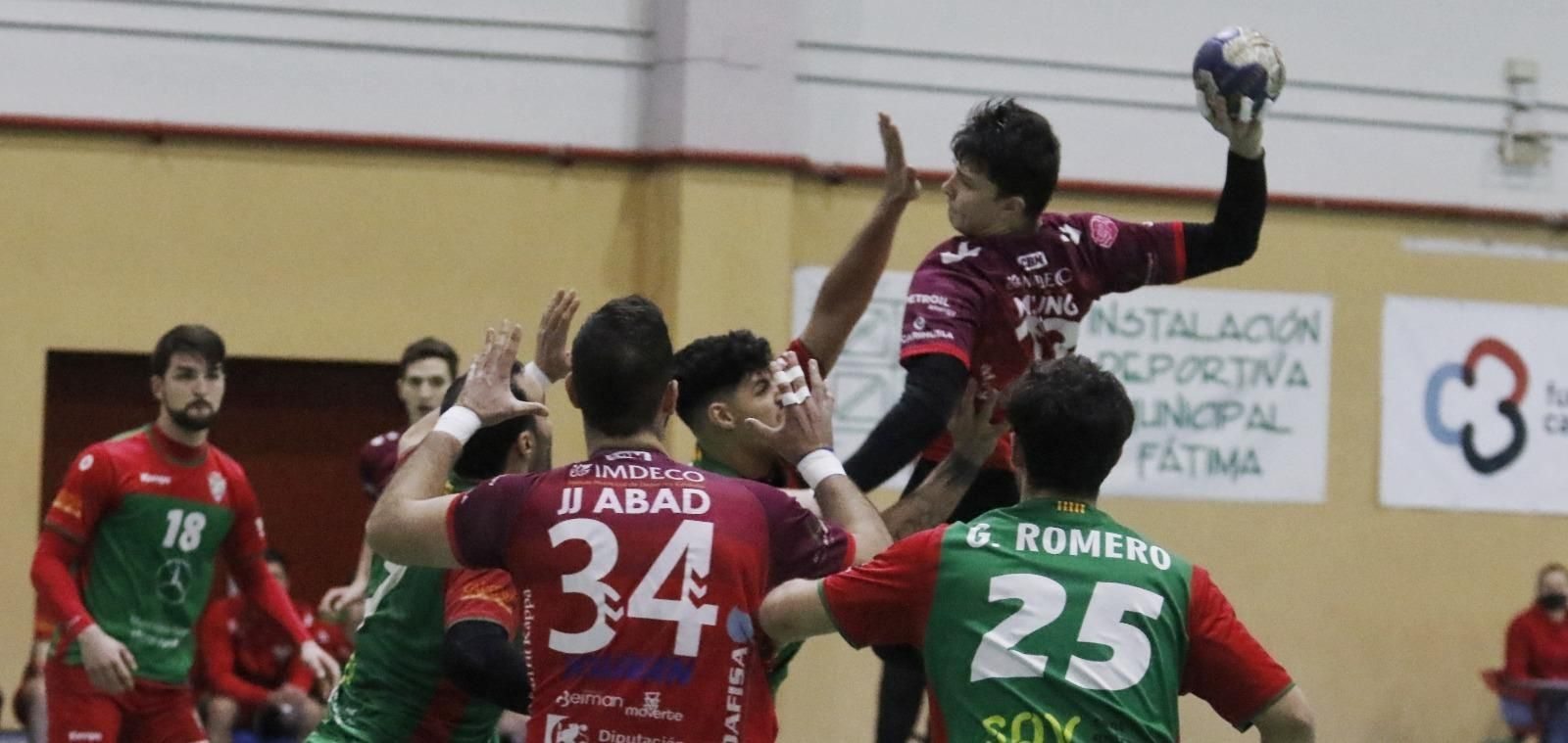 Jung ejecuta un tiro ante la defensa del Sant Quirze.