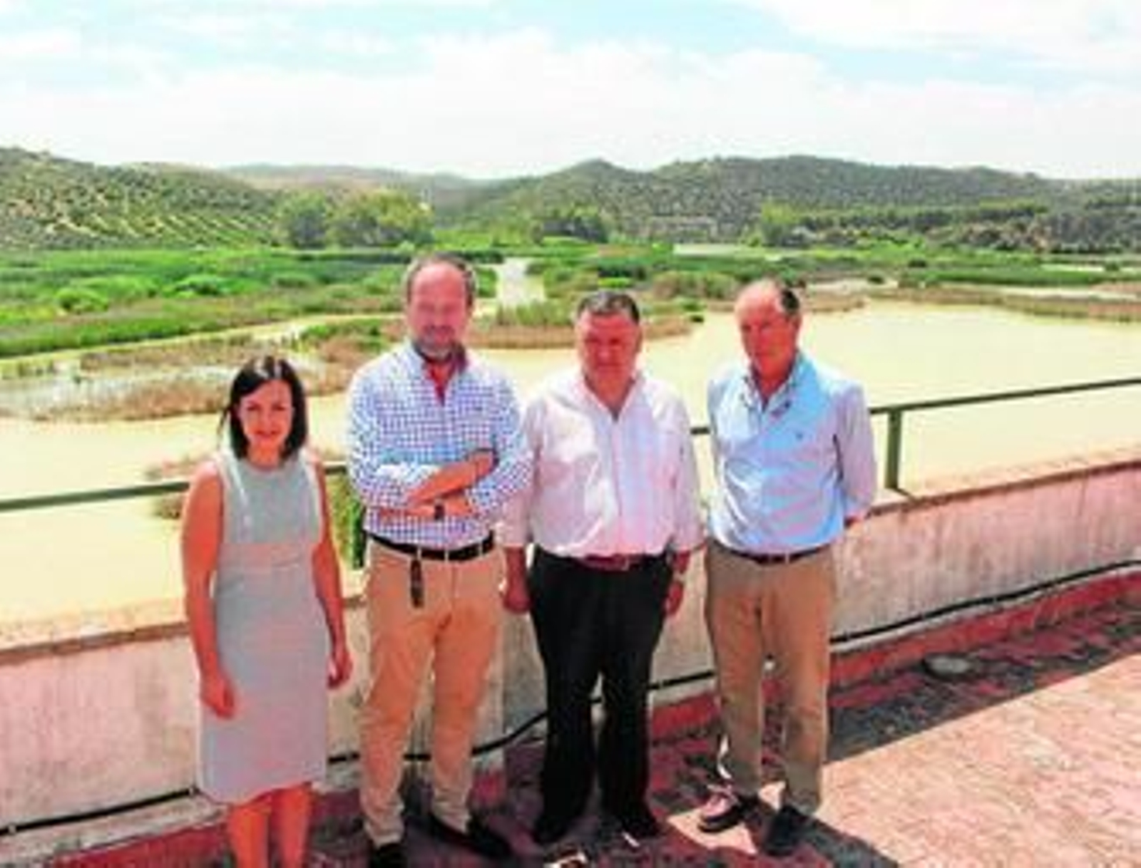 De Paula Algar y Zurera, en el centro, ayer en la estación de bombeo del embalse de Cordobilla.