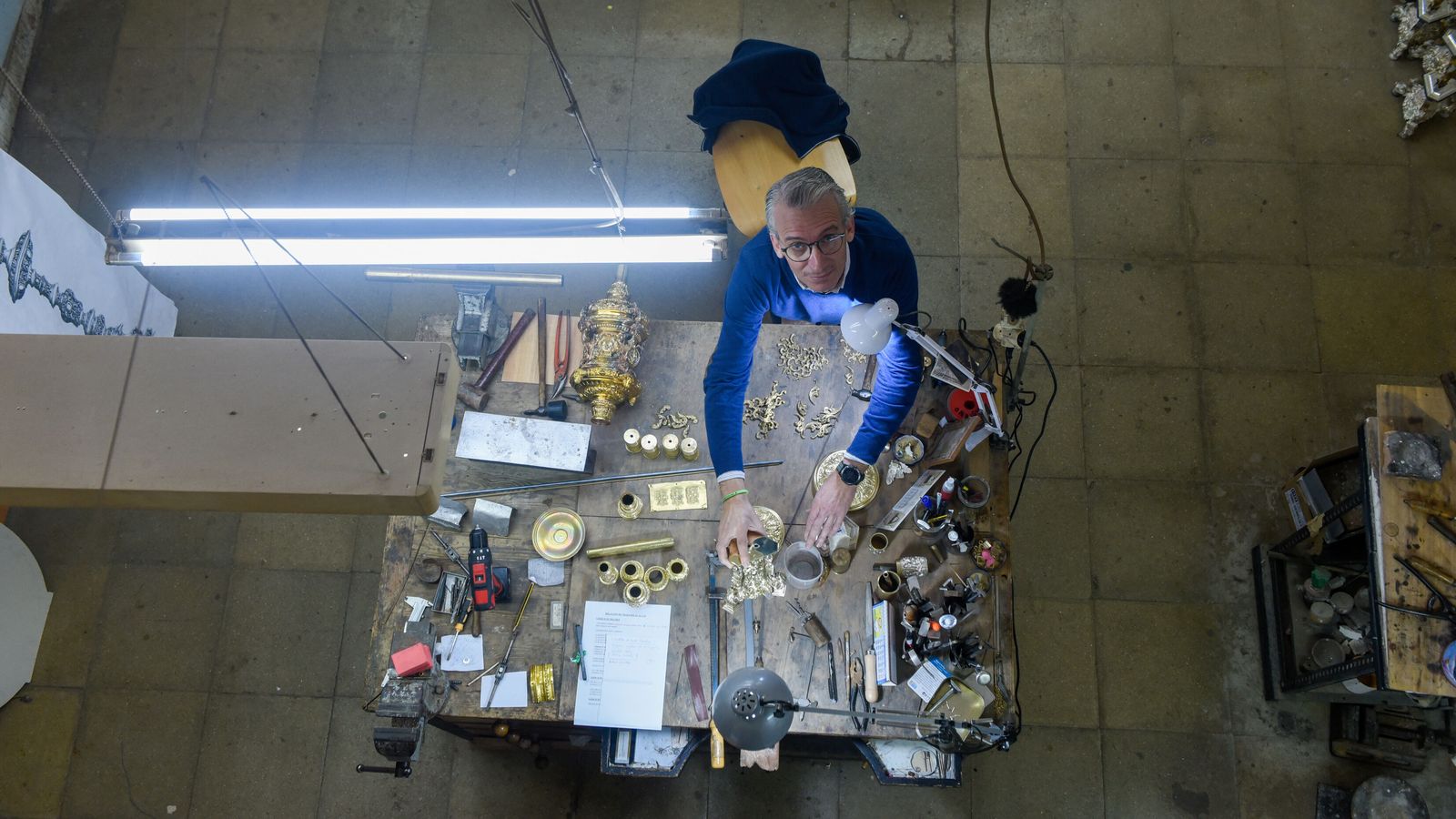 El orfebre maratoniano, trabajando la plata en el taller de Goles.