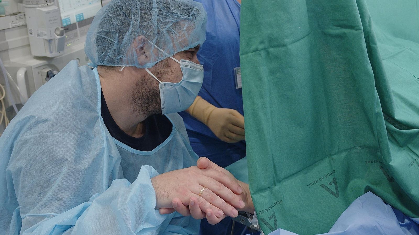 Una cesárea pro vínculo en el Hospital Reina Sofía.