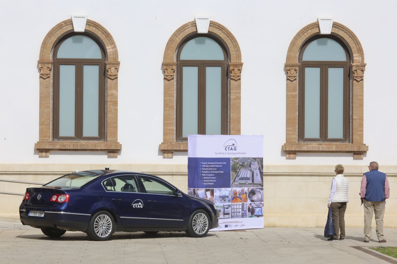 El coche conectado con el que está investigando el Centro Tecnológico de Automoción de Galicia que se ha expuesto en el Polo Digital en Málaga.