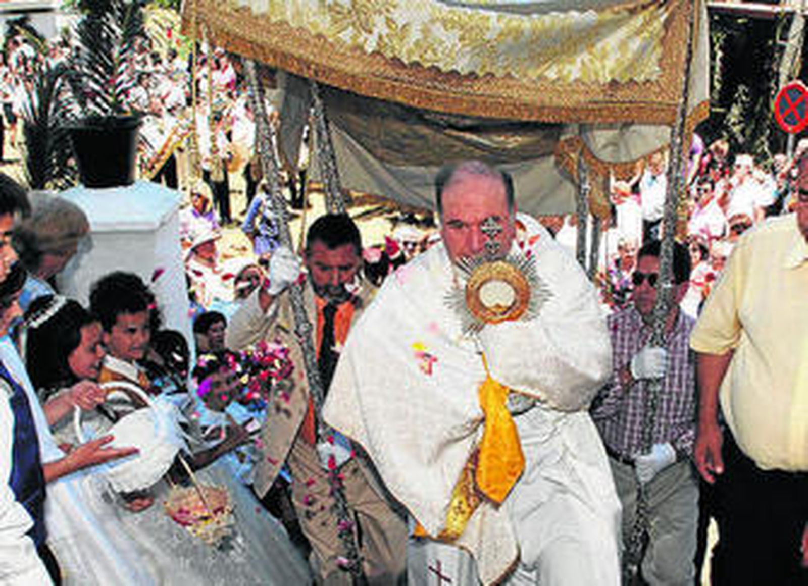 1. La procesión del Corpus por las calles de Zahara de la Sierra, con la torre de la iglesia del pueblo al fondo 2. Un hombre inmortaliza, con su cámara, uno de los altares distribuidos por las calles zahareñas 3. Los niños de Primera Comunión echando pétalos al palio con el Santísimo, en El Gastor, antes de entrar en la iglesia 4. Un aspecto de la plaza de El Gastor mientras pasa el Santísimo ante las miradas de los vecinos 5. Los niños fueron parte de la comitiva vestidos de Primera Comunión.