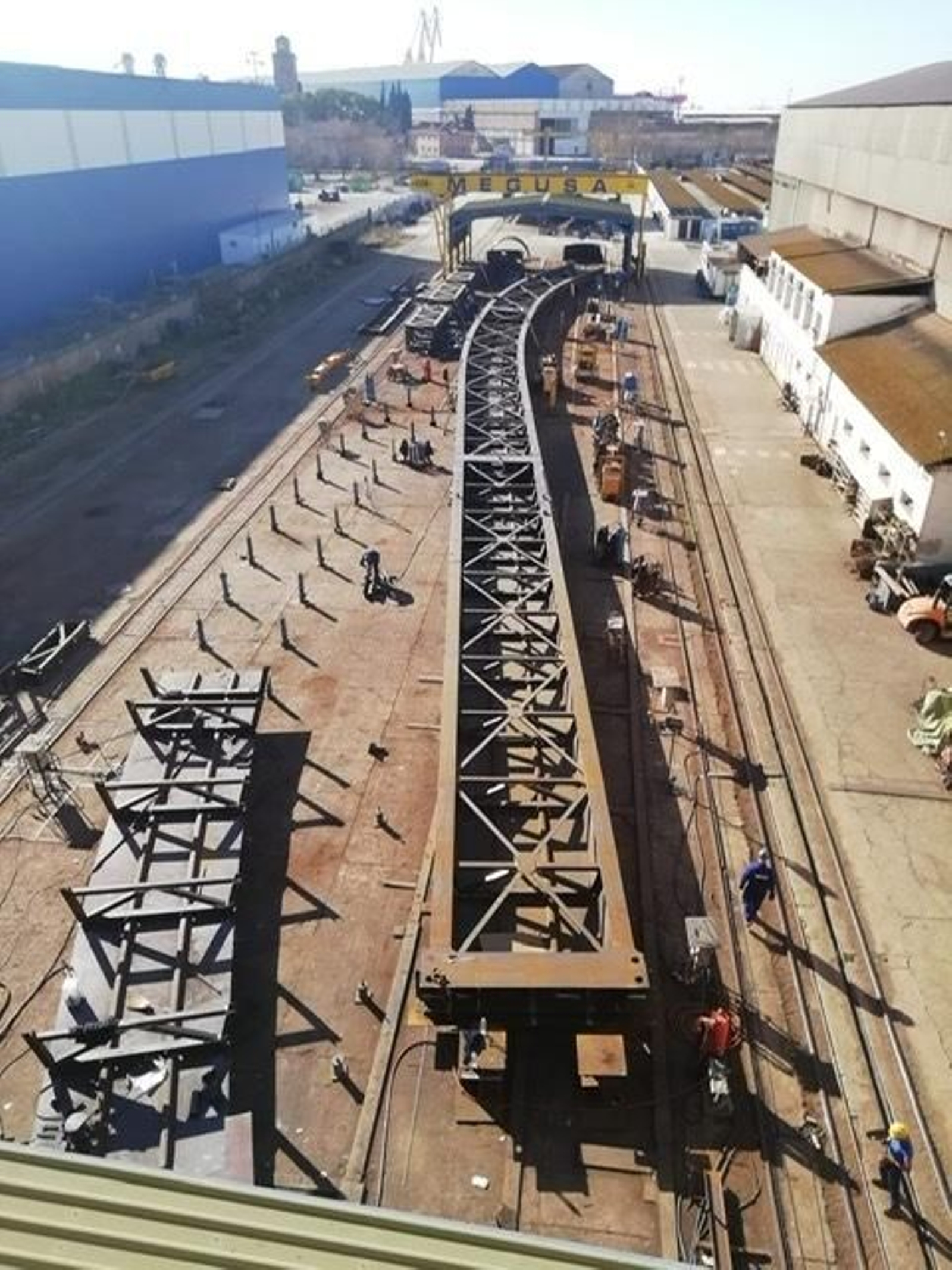 Fabricación de la estructura dentro de las instalaciones de MEGUSA