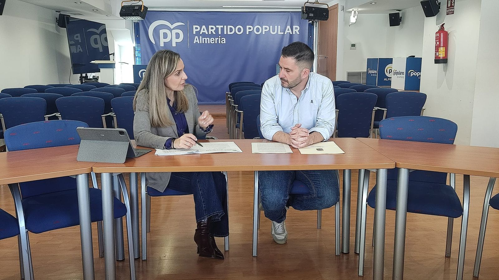 La diputada nacional del Partido Popular de Almería, Maribel S. Torregrosa, ha mantenido una reunión con el presidente de la Asociación de Celíacos de Almería (ASPECEAL), Luis Cruz,
