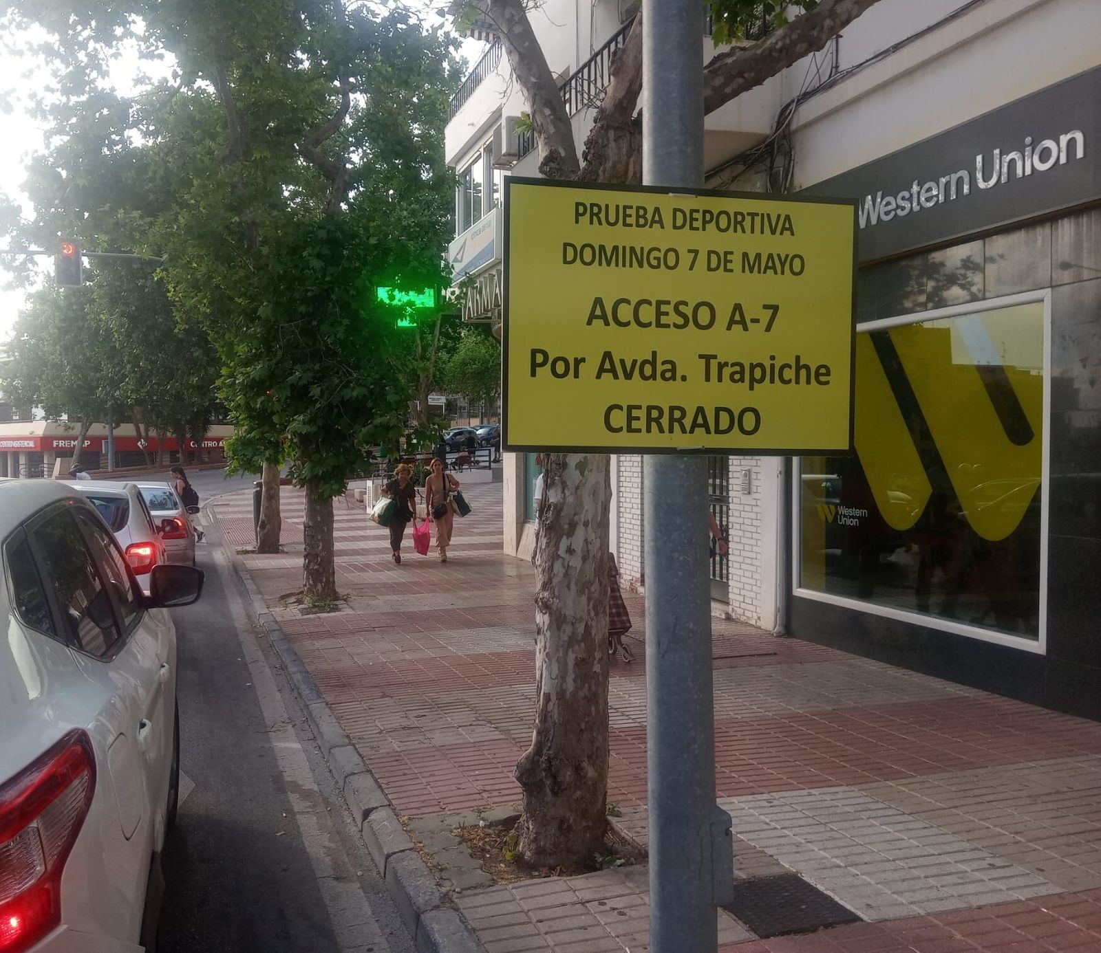 Un cartel inormativo de una ruta alternativa.