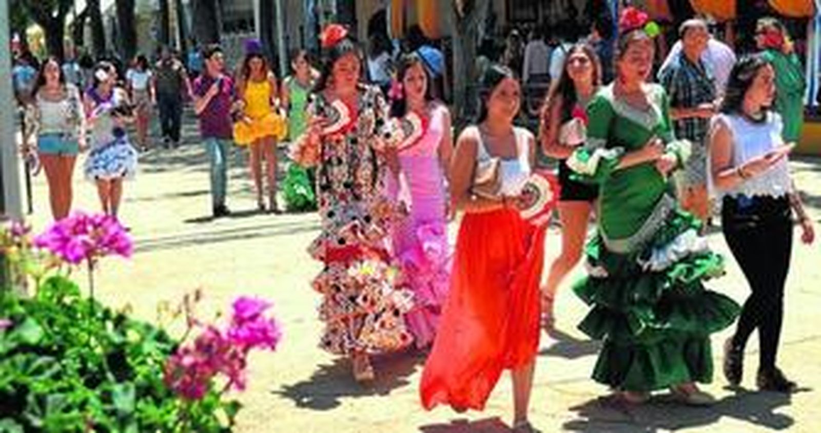 Las calles del recinto ferial de Almanjáyar lucieron repletas de gente desde las primeras horas del mediodía.