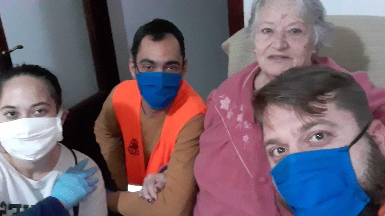 Isabel Mariscal, atendida por tres voluntarios de SOS Ayuda Sin Fronteras.