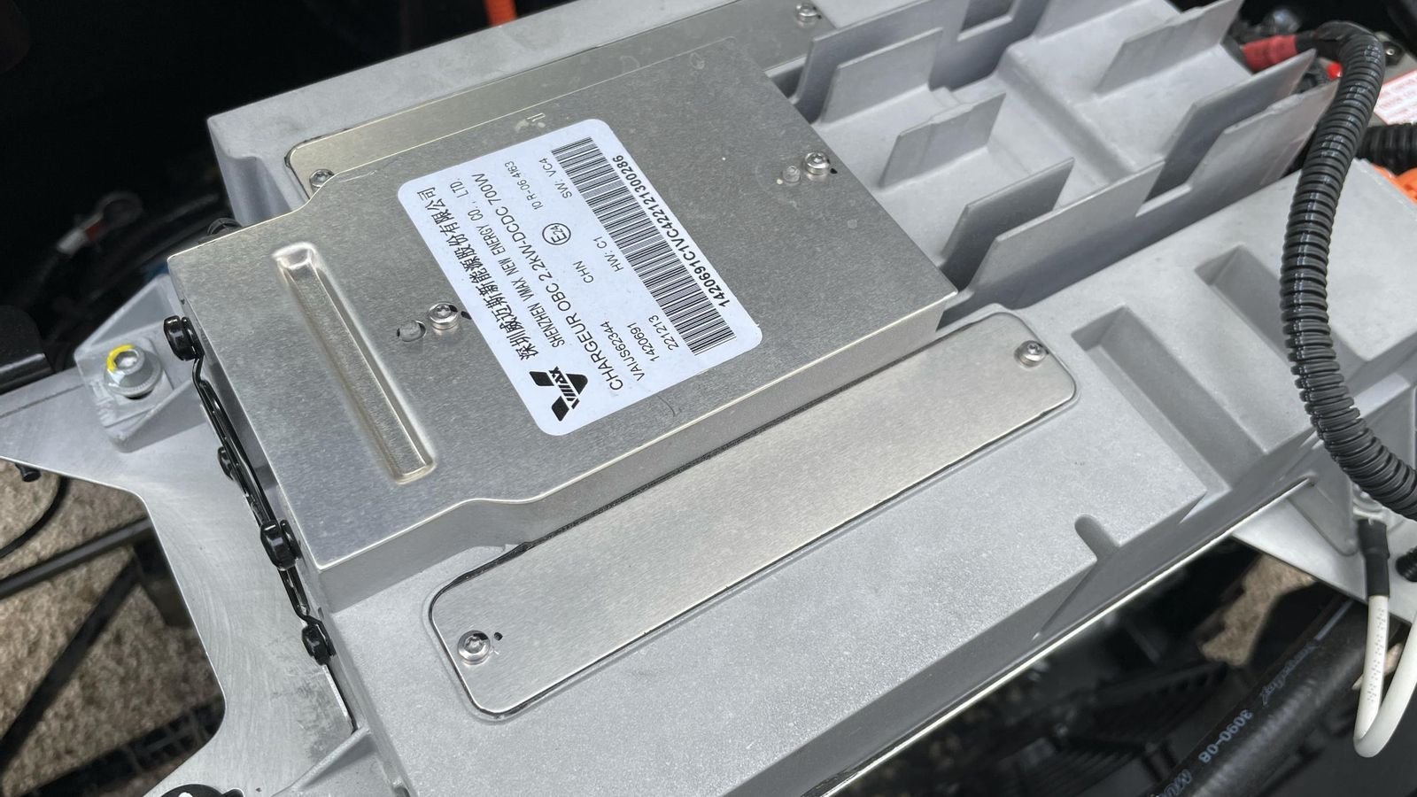 El cargador embarcado admite una potencia máxima de 2,2 kW. Está fabricado por Shenzhen Vmax New Energy.