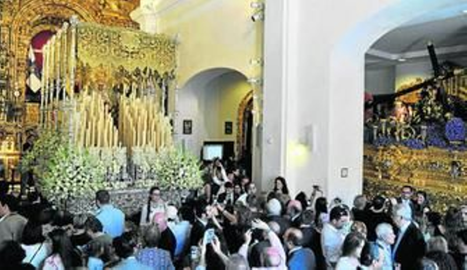 Numerosas personas acudieron desde por la mañana y hasta las seis de la tarde a Triana para ver los pasos de la Hermandad de la Esperanza.