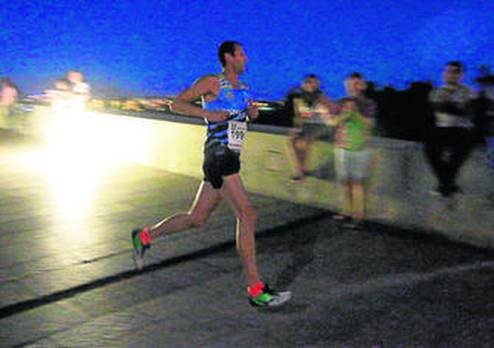 Bruno Márquez, a su paso por el Puente Romano.