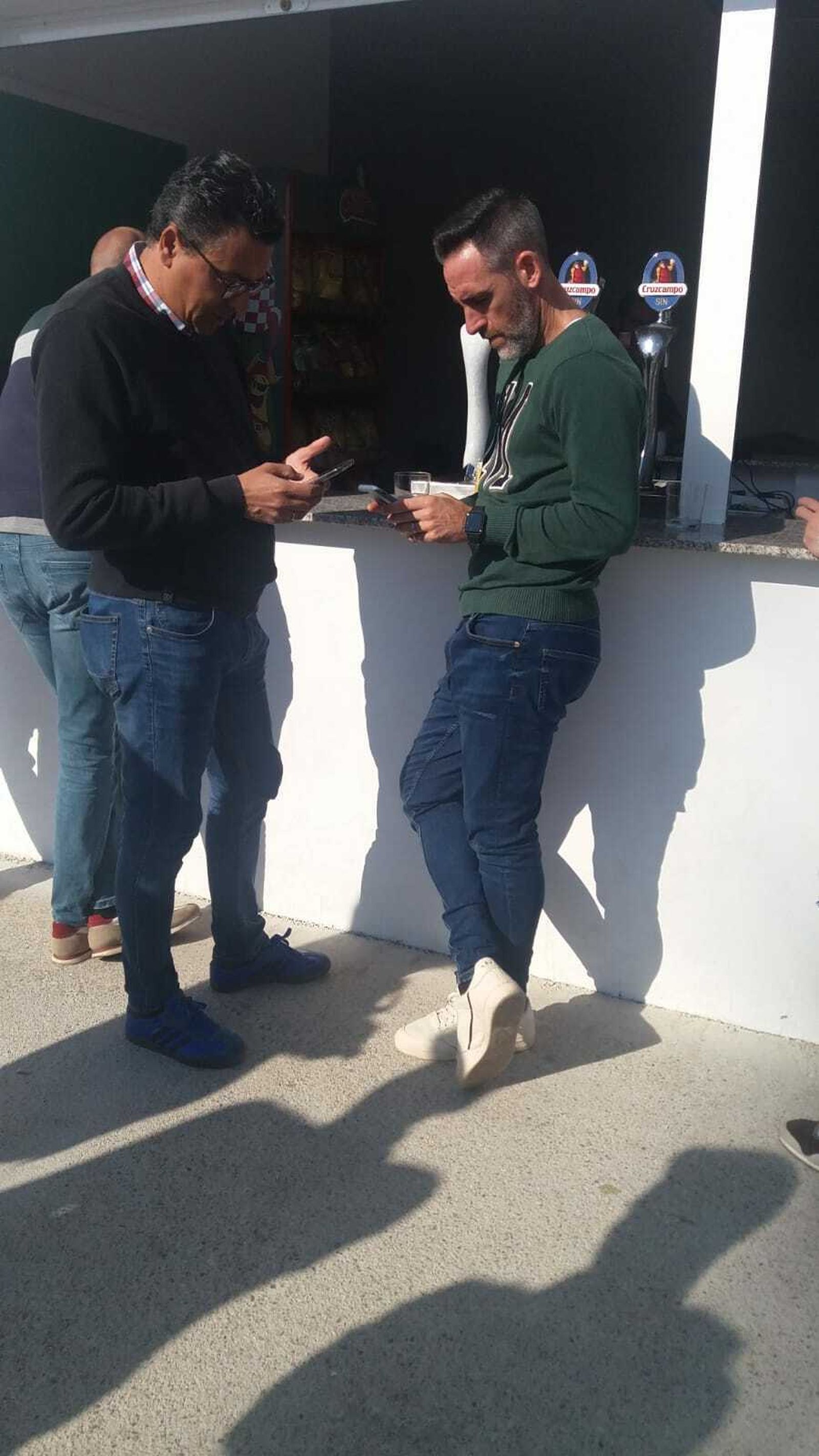 Abel Gómez y su segundo, David Galisteo, buscan un delantero para reforzar la plantilla.