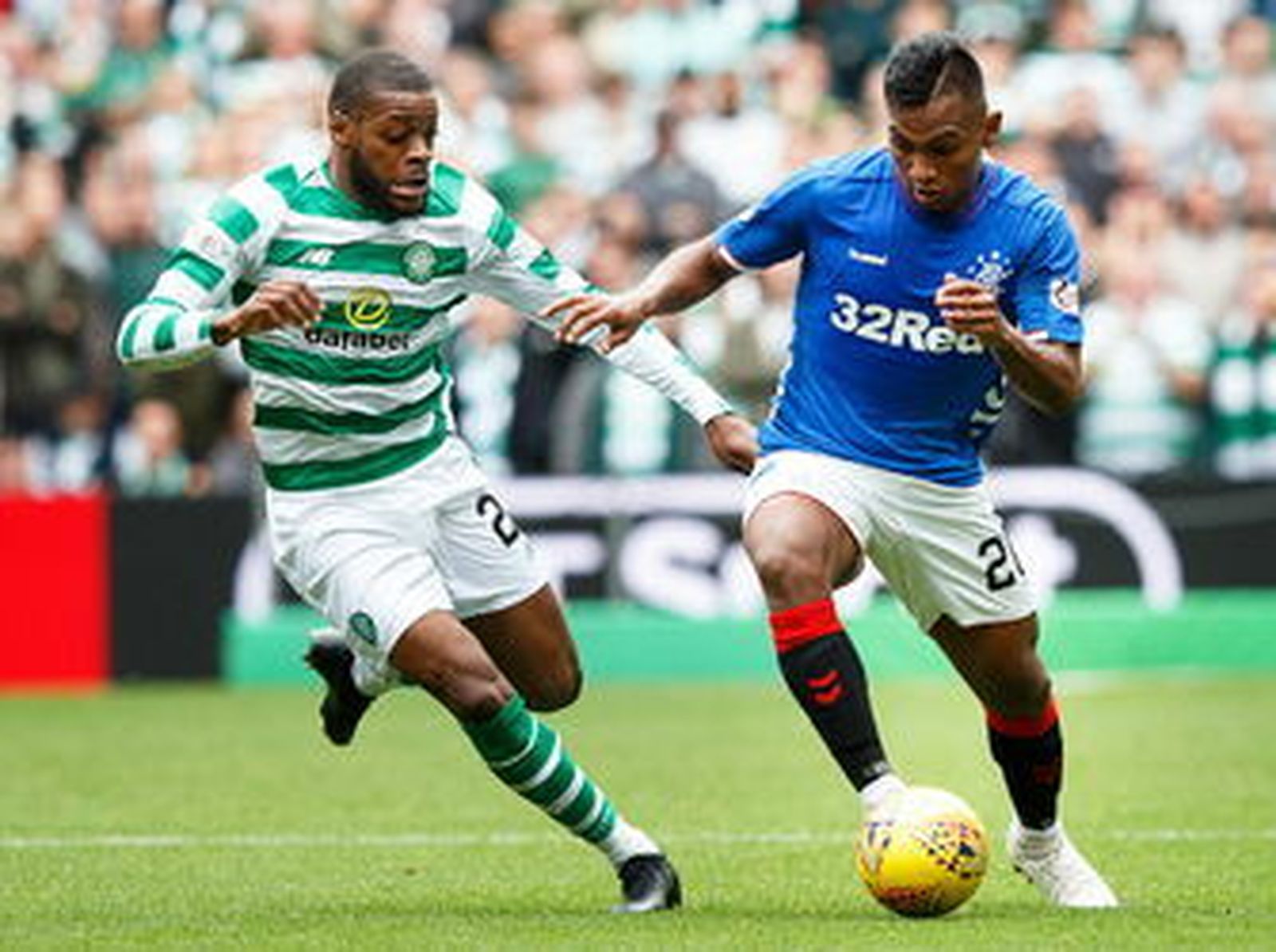 Morelos, en un lance con un rival del Celtic.