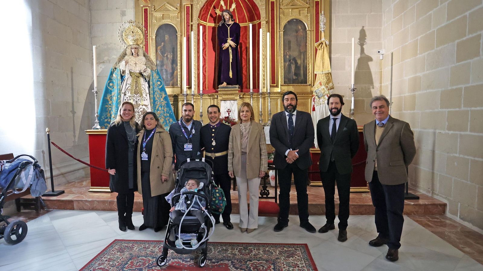 El pequeño Diego, junto a representantes municipales y de la Banda. El pequeño Diego, junto a representantes municipales y de la Banda.