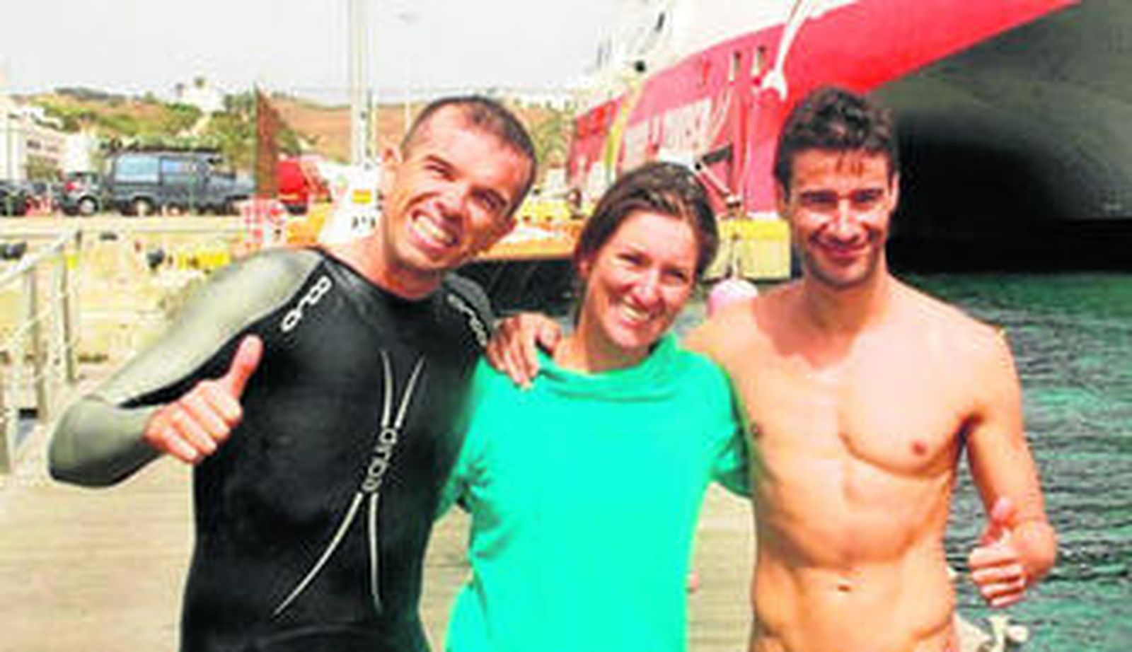 Los tres nadadores, ayer en Tarifa.