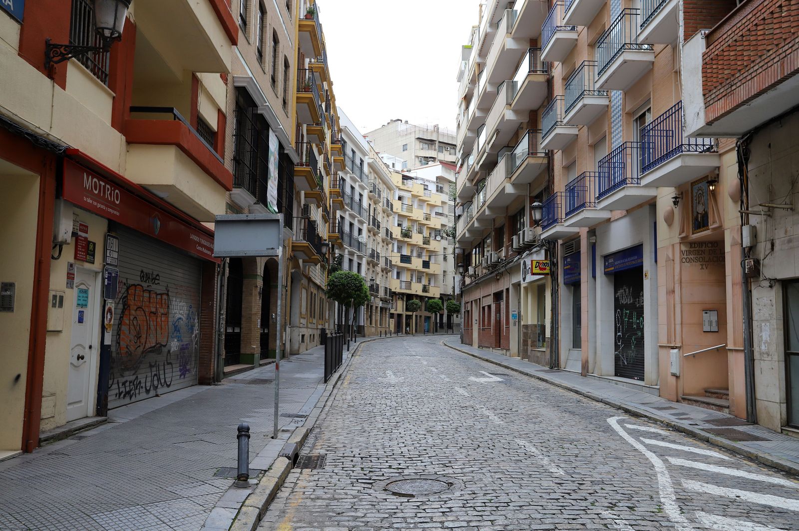 Un calle vacía de la capital con sus comercios cerrados.