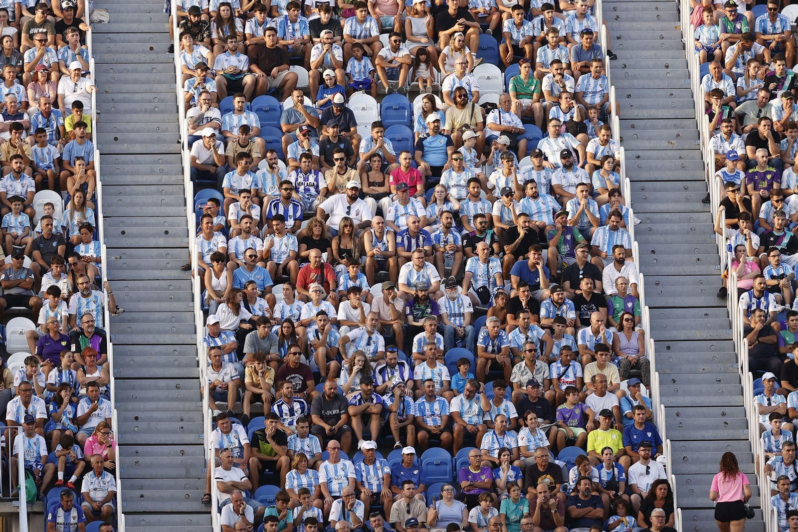 Búscate en las gradas de La Rosaleda durante el Málaga CF-Cádiz