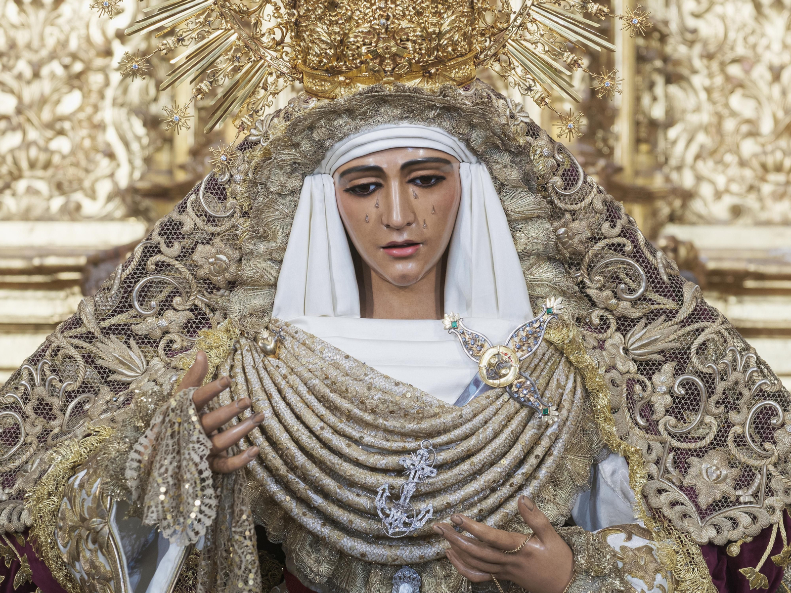 Las primeras imágenes de la reposición al culto de la Esperanza de Triana