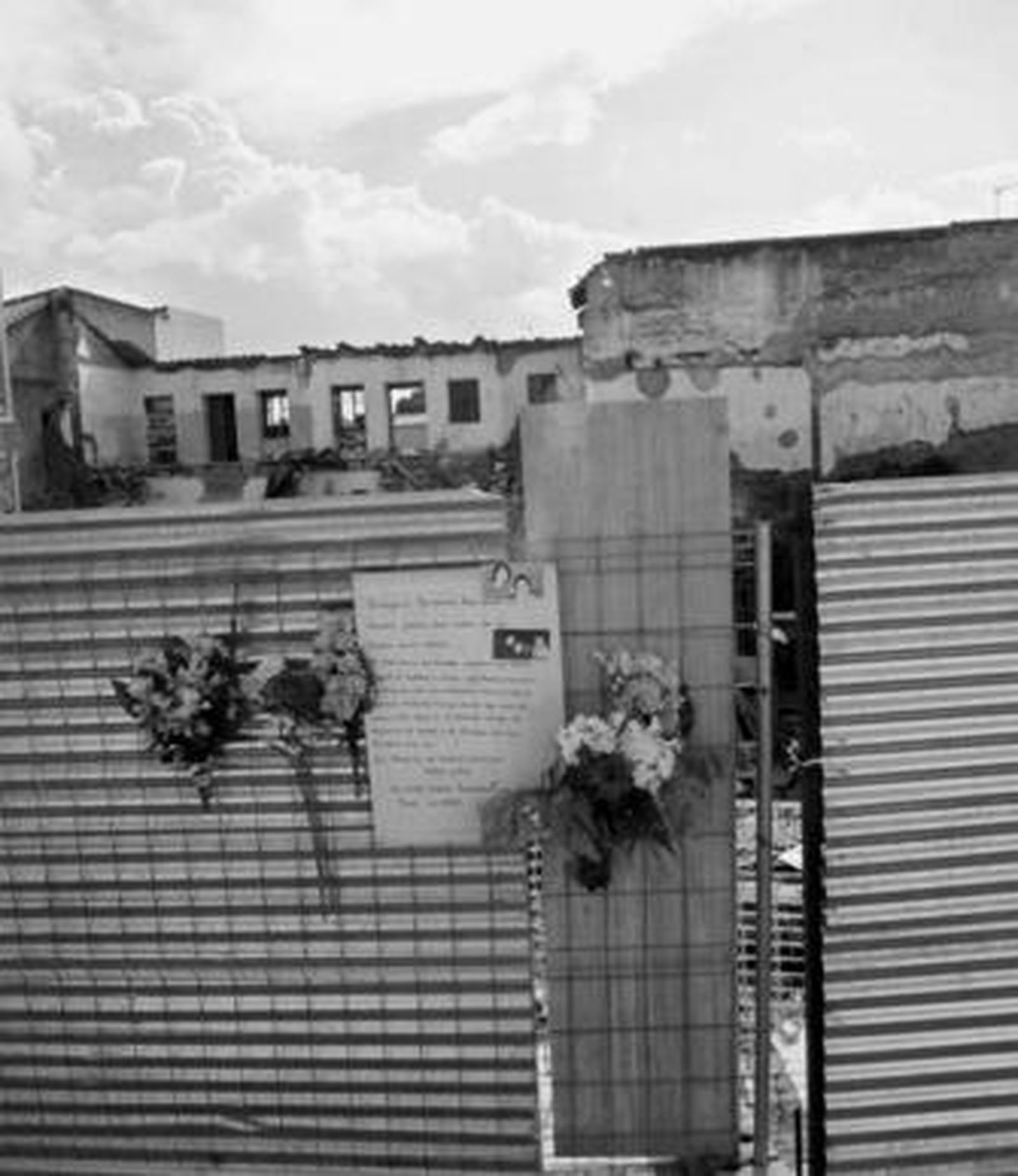 1. Una flores colocadas por los familiares recuerdan el lugar donde fallecieron Teresa Fernández y Antonio Sánchez, en la calle Palomares. 2. Rafael Rojas, un vecino del número 4, fue testigo de los hechos y acogió en su vivienda los enseres de las víctimas. 3. En primer término, Juan Romero critica la gestión del Consistorio después del derrumbe.