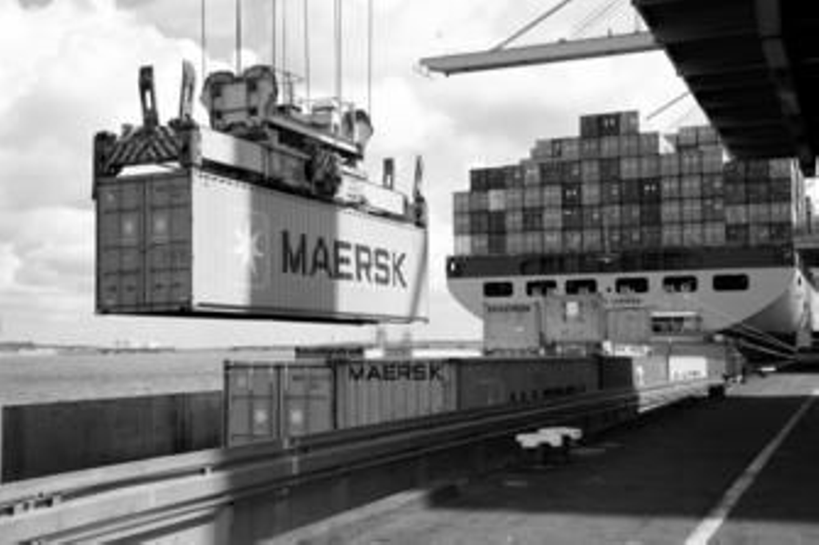 Descarga de un contenedor de Maersk.