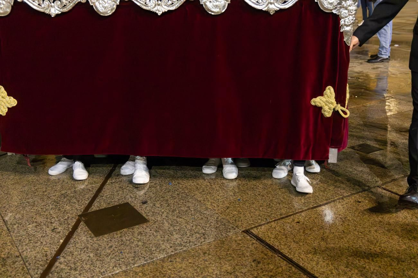 La temida lluvia impide el desarrollo normal de este Martes Santo