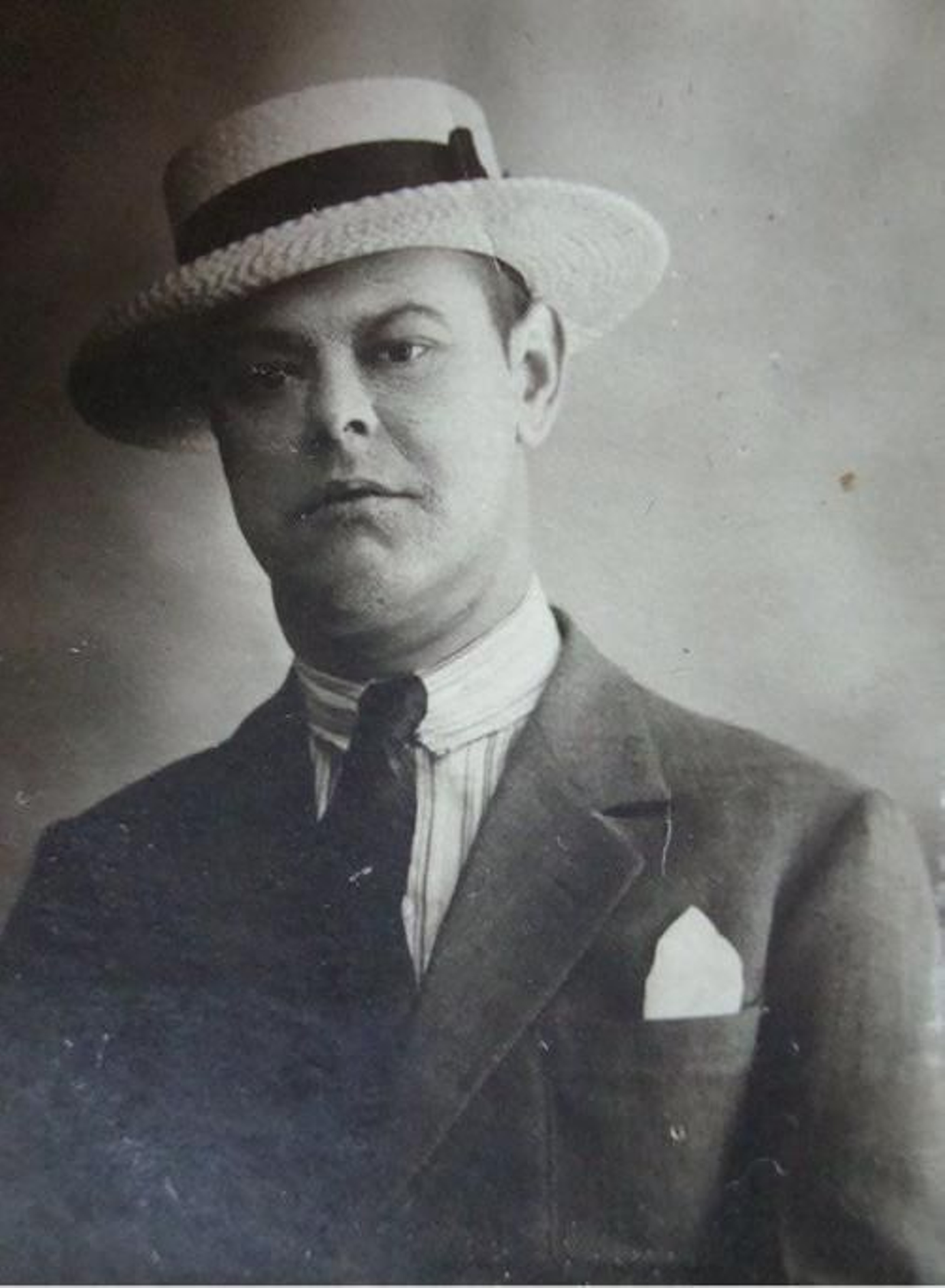 José Cepero con sombrero canotier, en los años 20