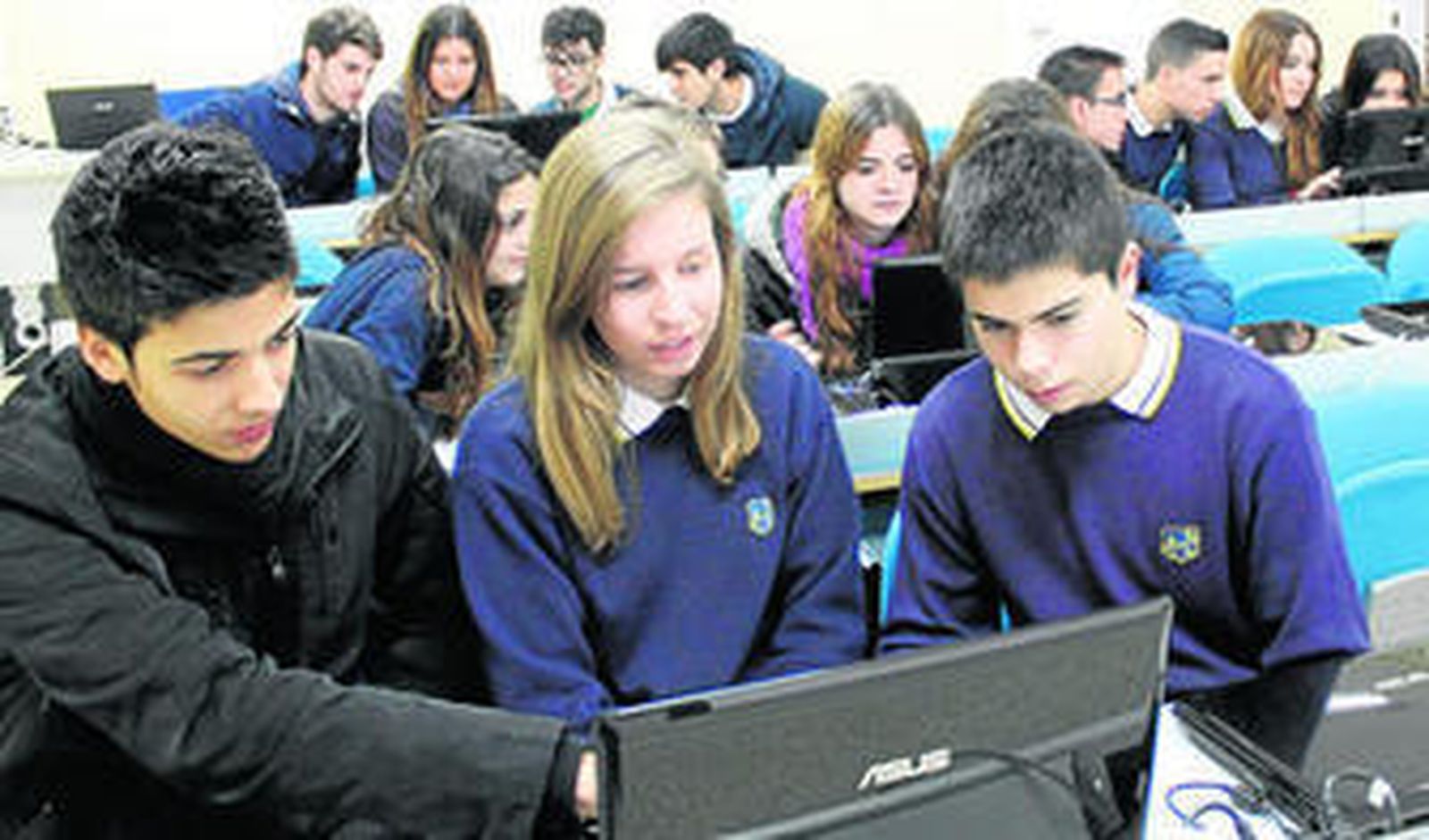 1. El empleo y promoción de las nuevas tecnologías son un pilar fundamental del centro, reflejado en el proyecto de aulas digitales que el colegio ha acometido. 2. Alumnos del colegio en la entrada del mismo.