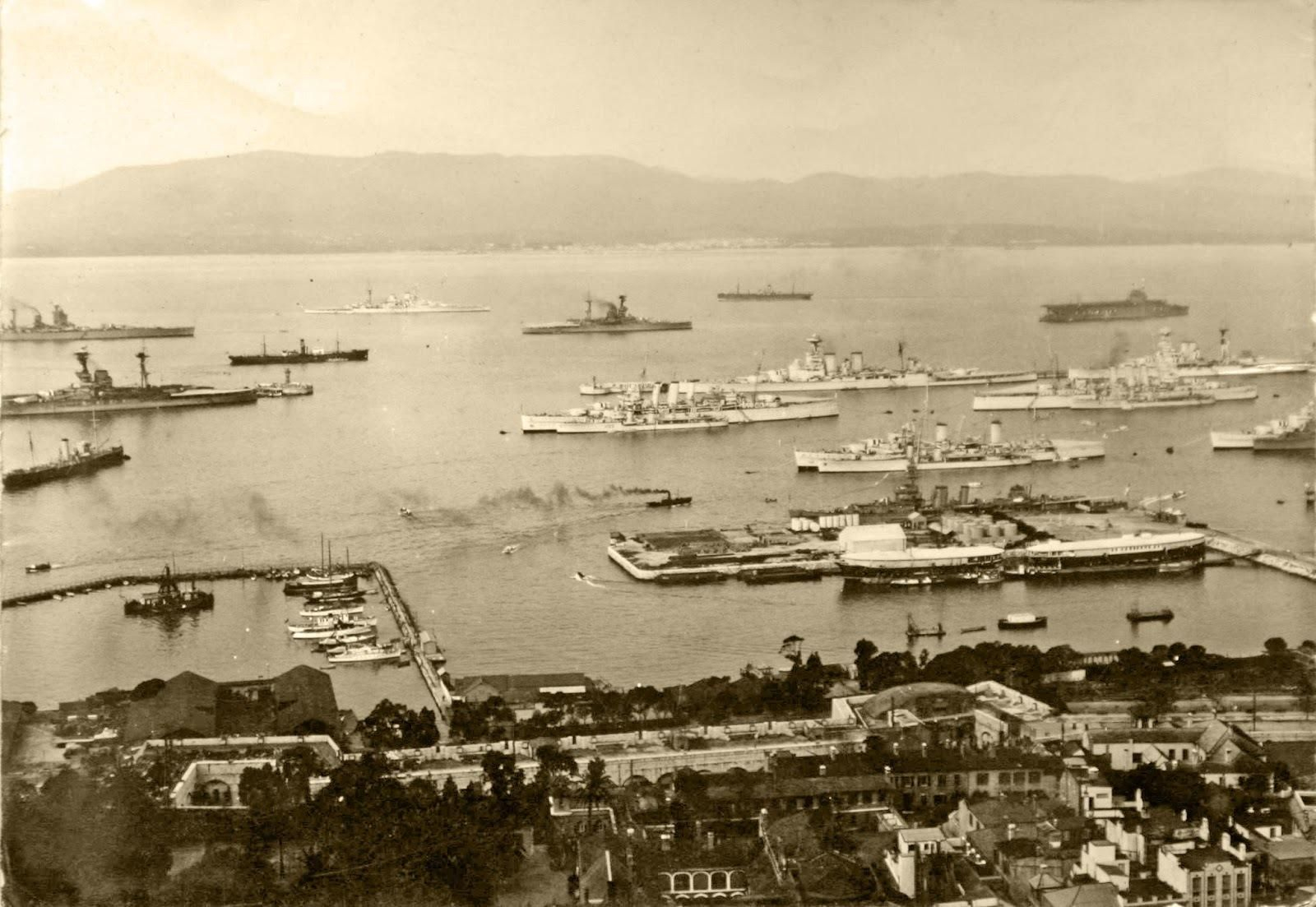 Varios buques en las costas de Gibraltar, con Coaling Island a la derecha.