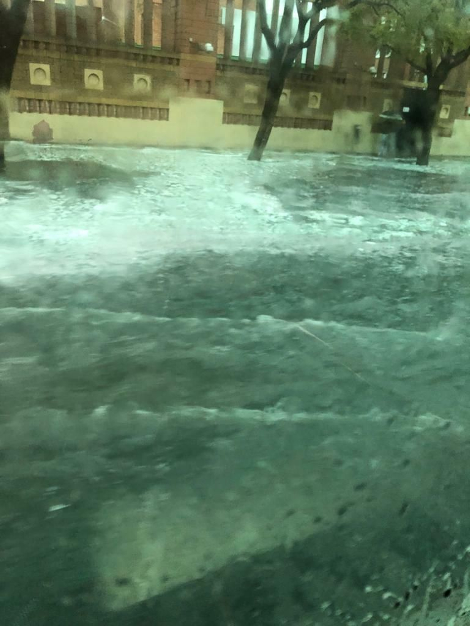 Intensa granizada en el Jueves Santo en Sevilla