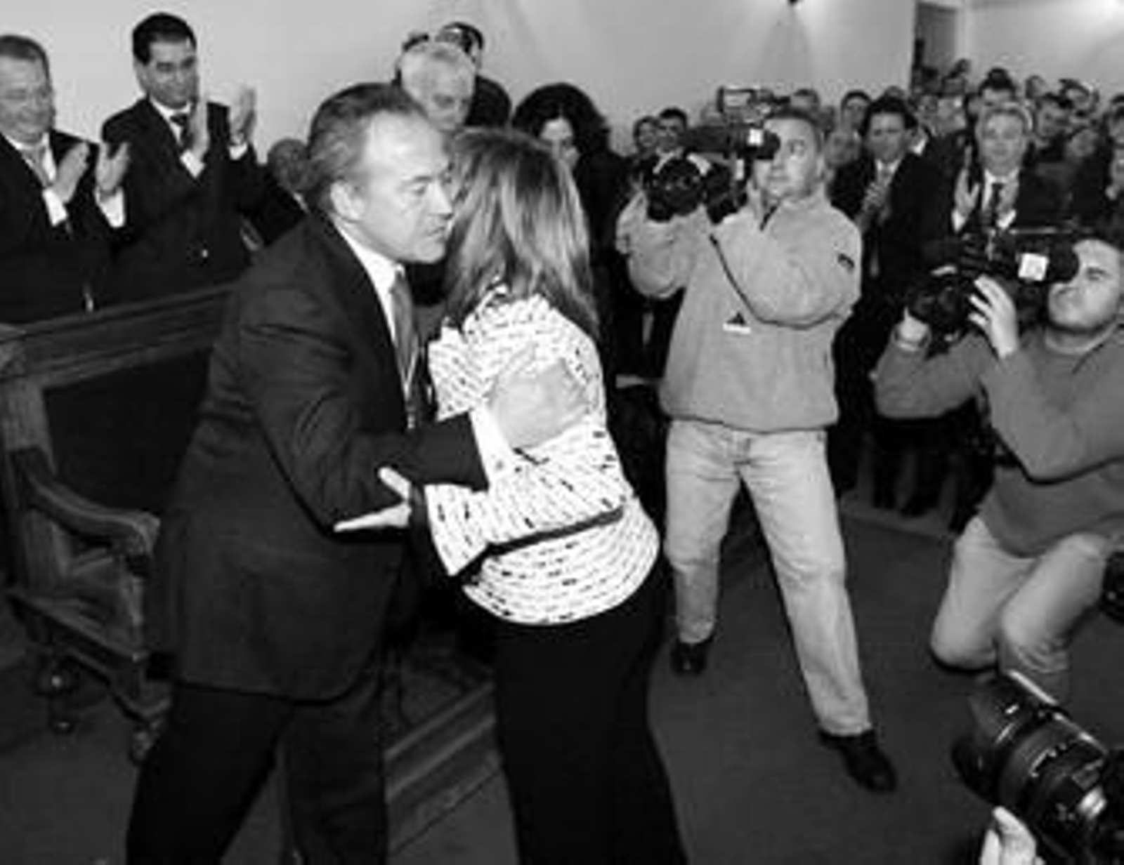 Pacheco felicitando a Sánchez tras su investidura como alcaldesa en 2005.