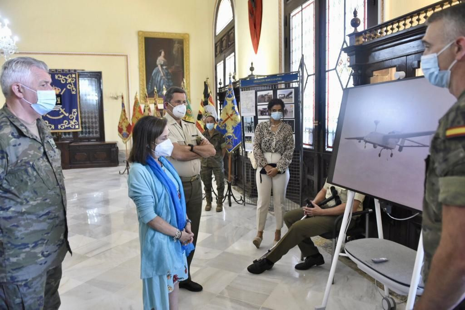 La ministra de Defensa, Margarita Robles, durante su visita al cuartel general de la Fuerza Terrestre.