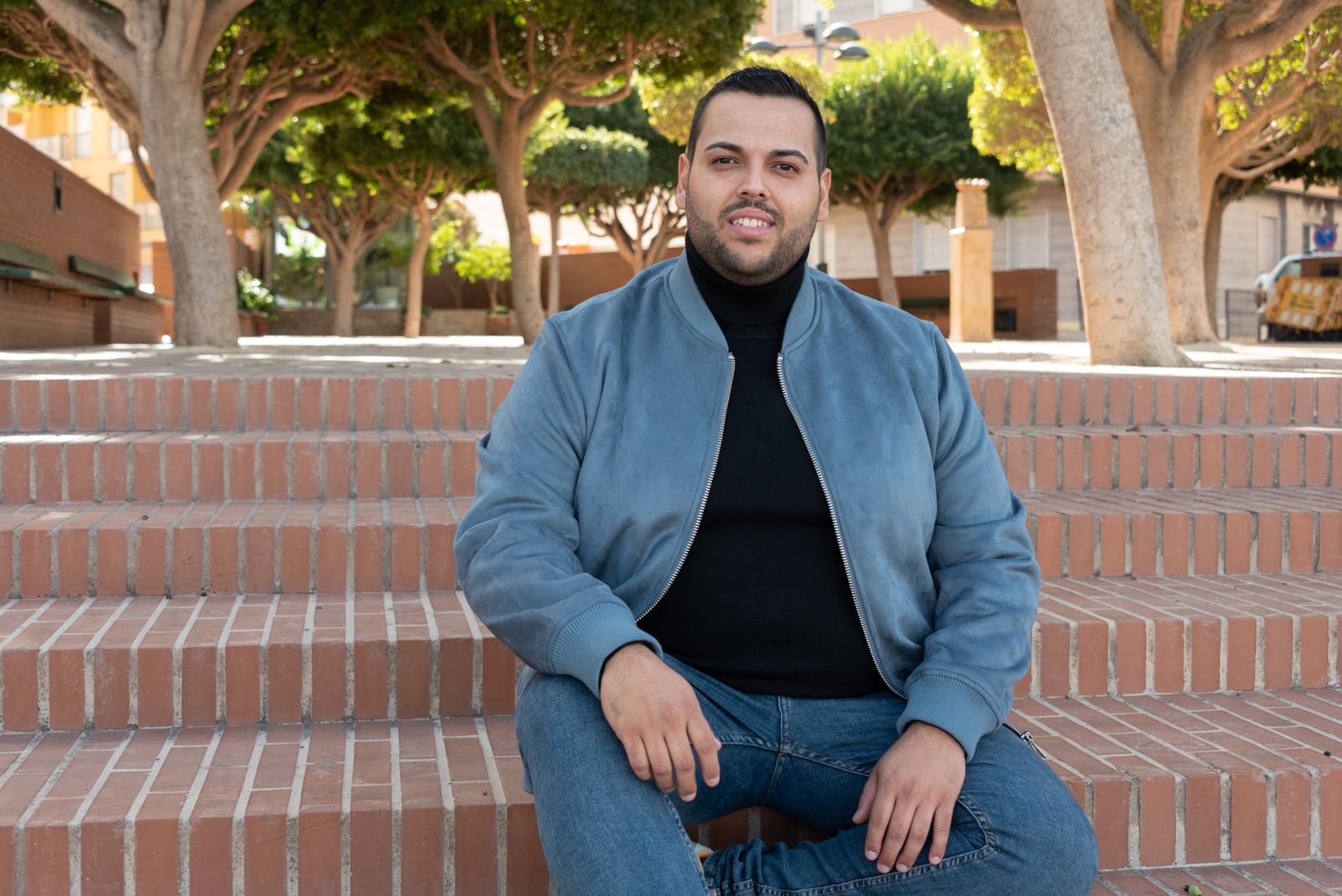 José Miguel Sánchez en la Plaza de España de Alhama de Almería.