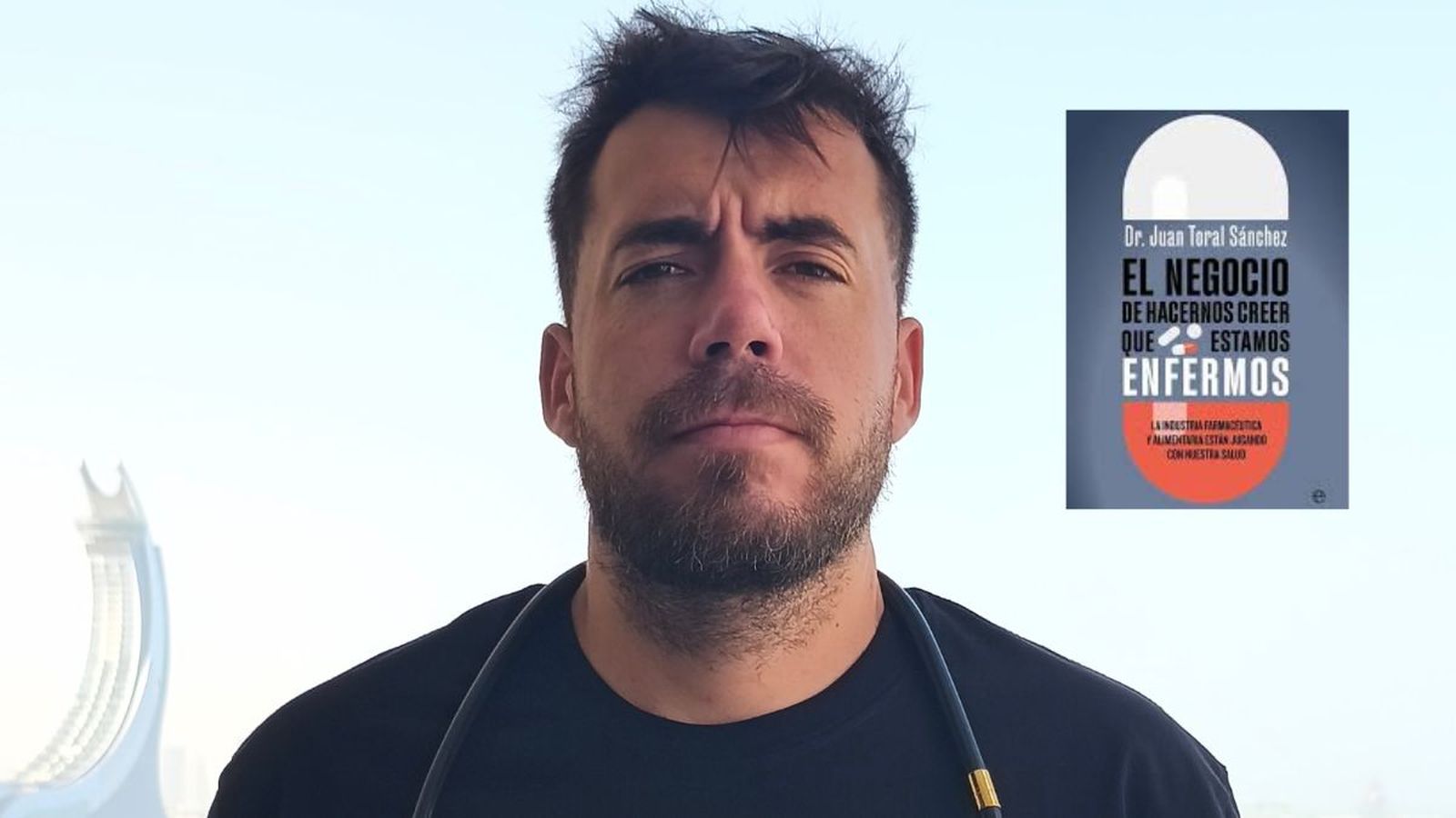 Juan Toral junto a la portada de su libro.