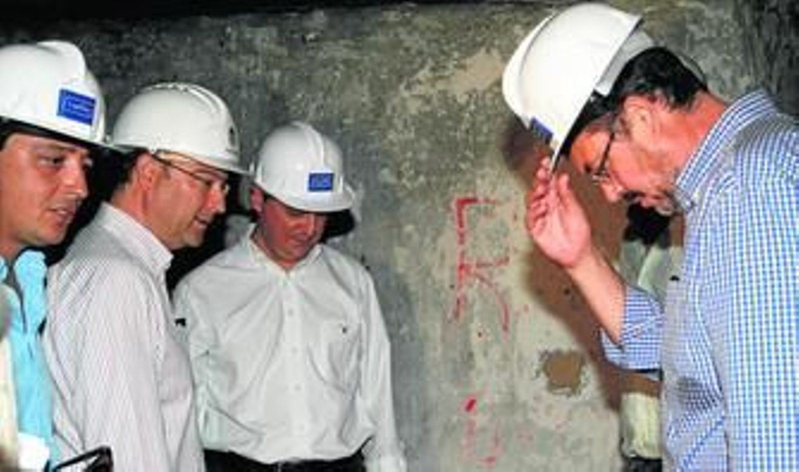 Manuel Guzmán, Luis Rogelio Rodríguez-Comendador, Javier Aureliano García y Rafael Esteban dentro de las cuevas del Mesón Gitano.