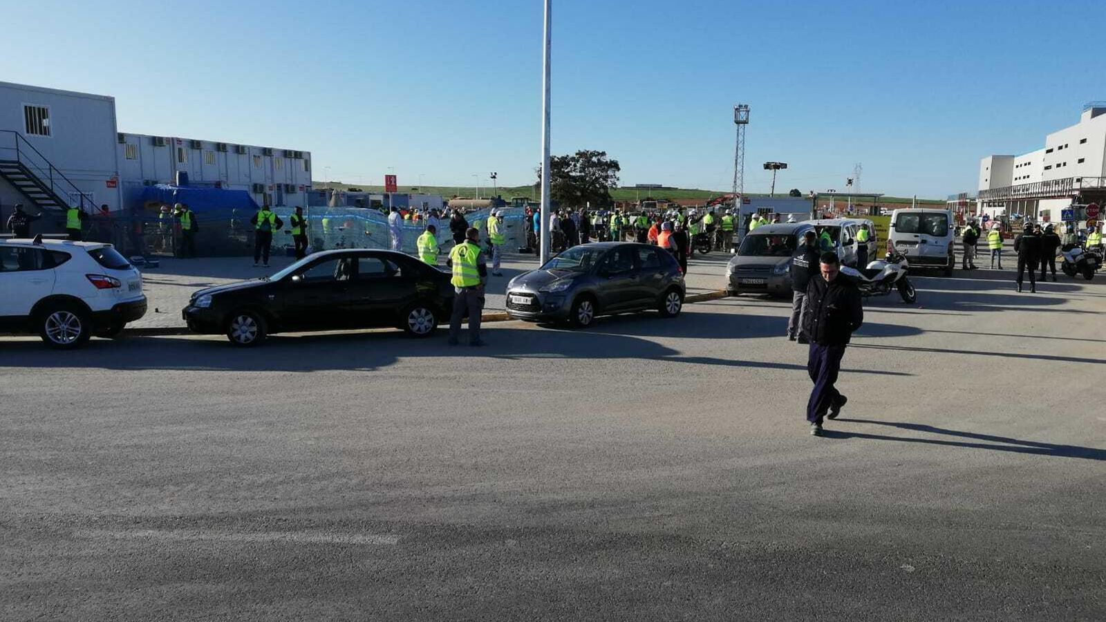 Obreros y policías en el centro logístico de Amazon en Dos Hermanas.