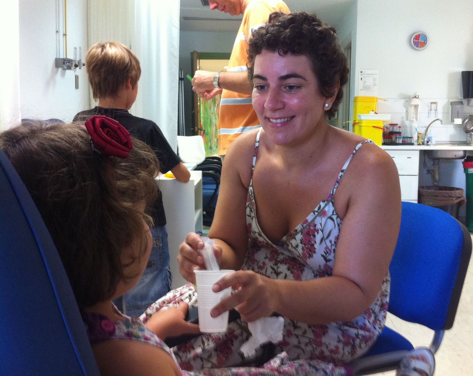 Una madre con su hija durante una de las pruebas para detectar alergias alimentarias.