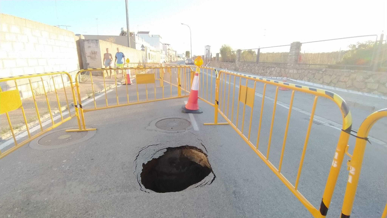 Un enorme socavón en San Fernando obliga a cortar al tráfico la avenida Buen Pastor. Un enorme socavón en San Fernando obliga a cortar al tráfico la avenida Buen Pastor.