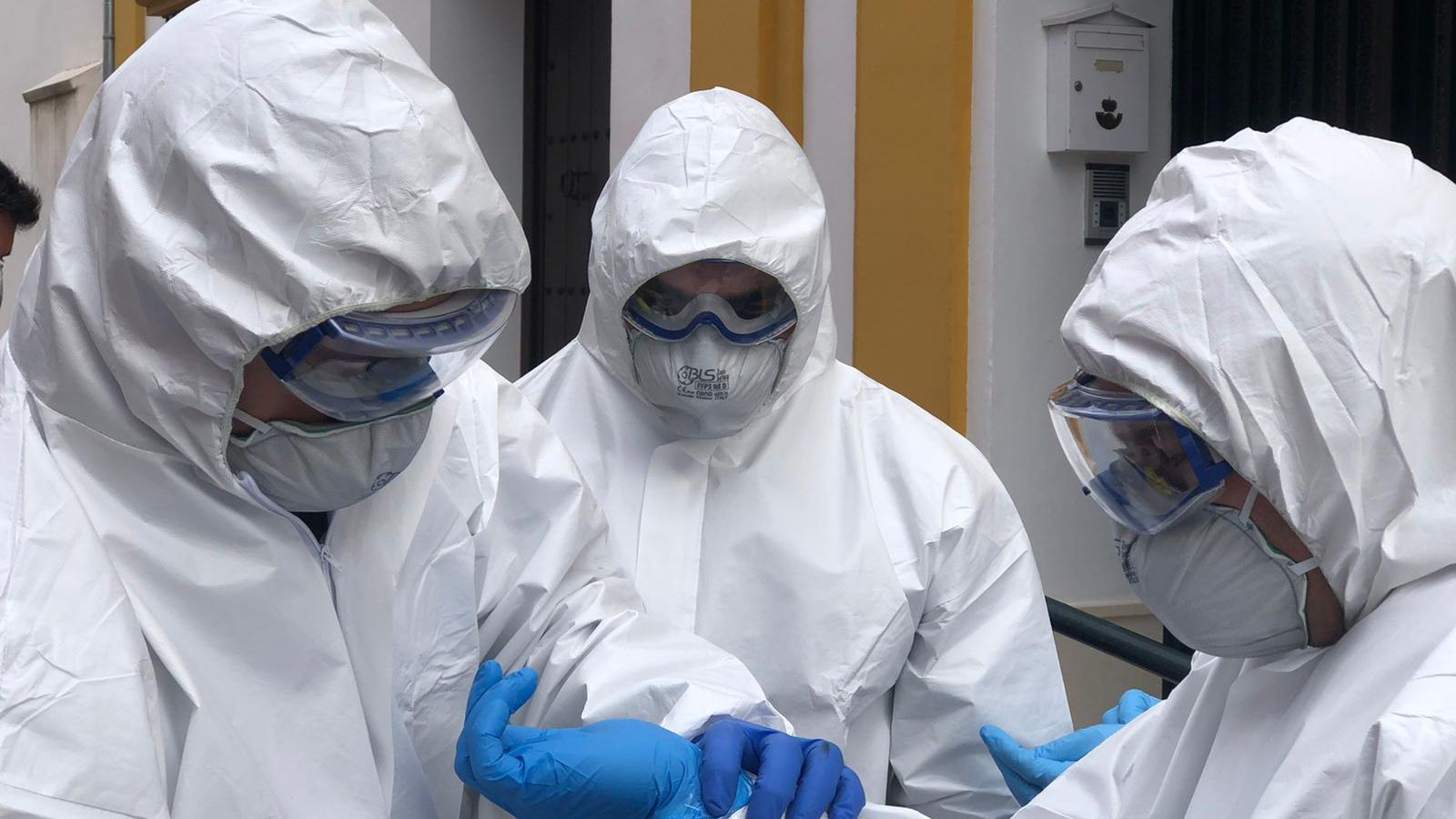 Bomberos de la Diputación preparándose para desinfectar una residencia.