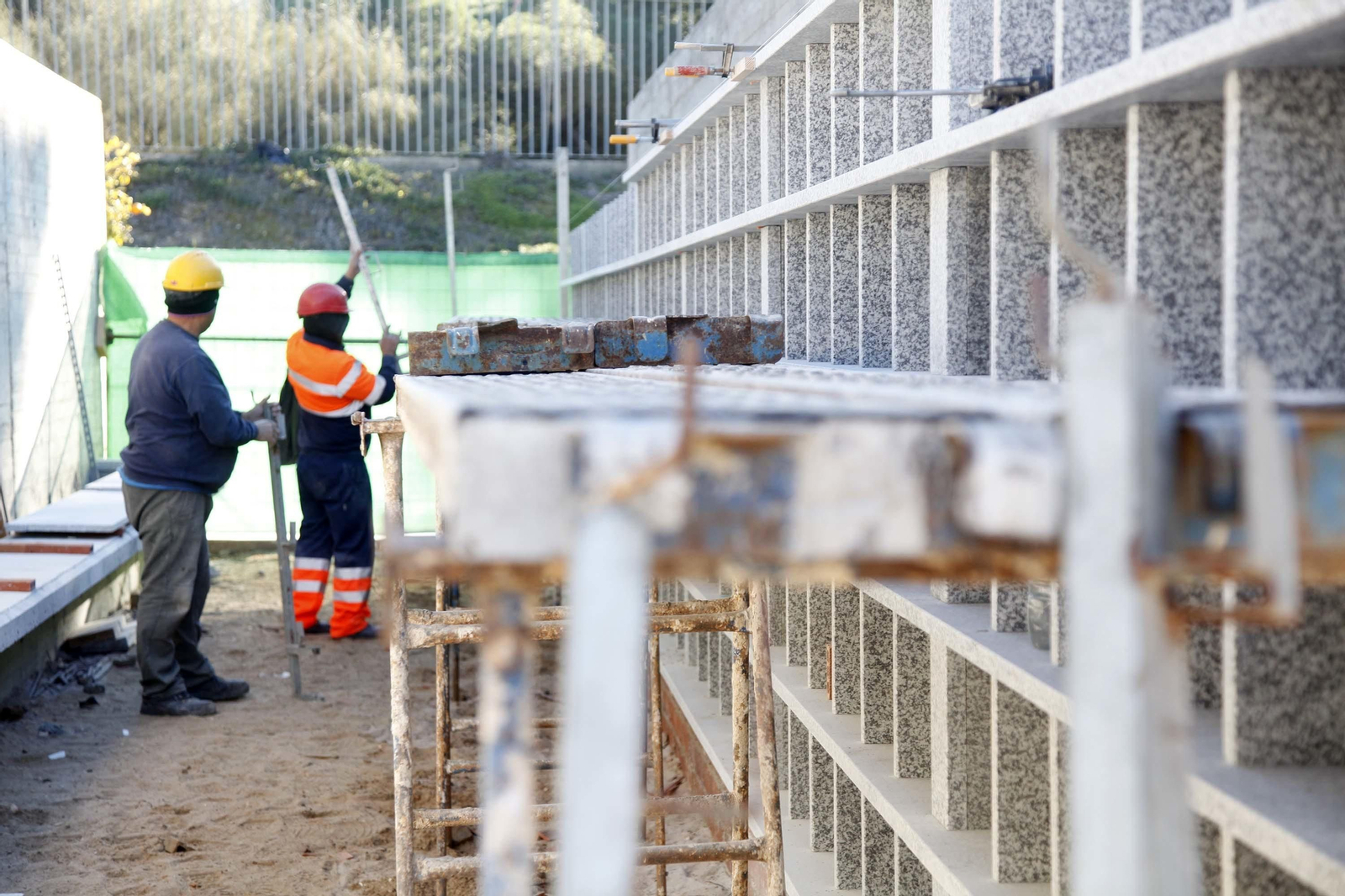 Los obreros trabajan para tener lista la nueva zona de nichos dentro de mes y medio.